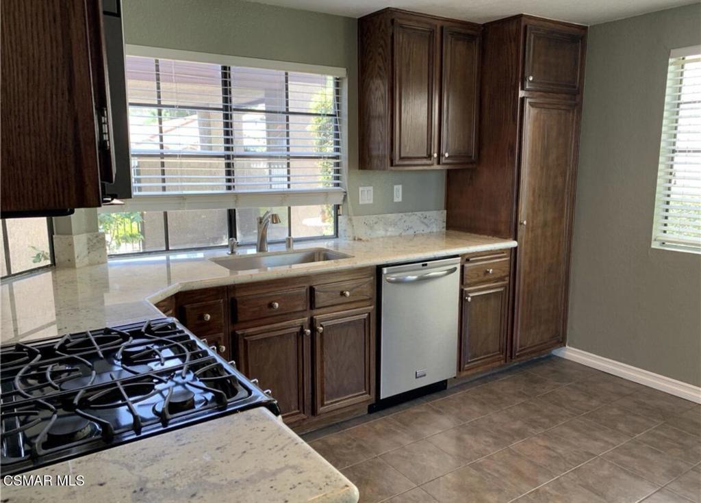 852 Congressional Road Simi Valley, CA 93065 - Photo 10 of 25