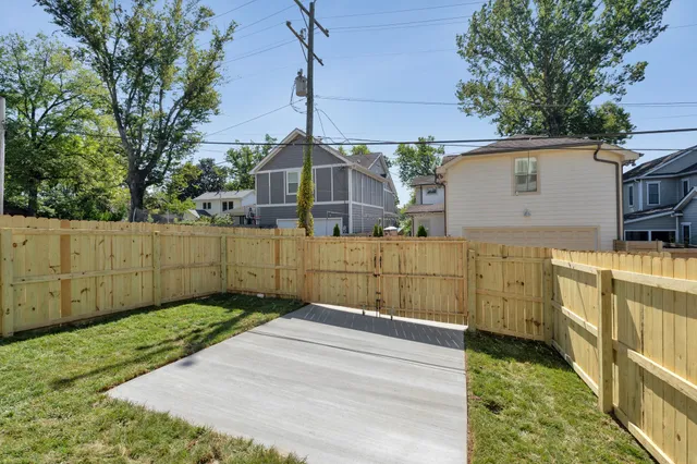 a view of a backyard