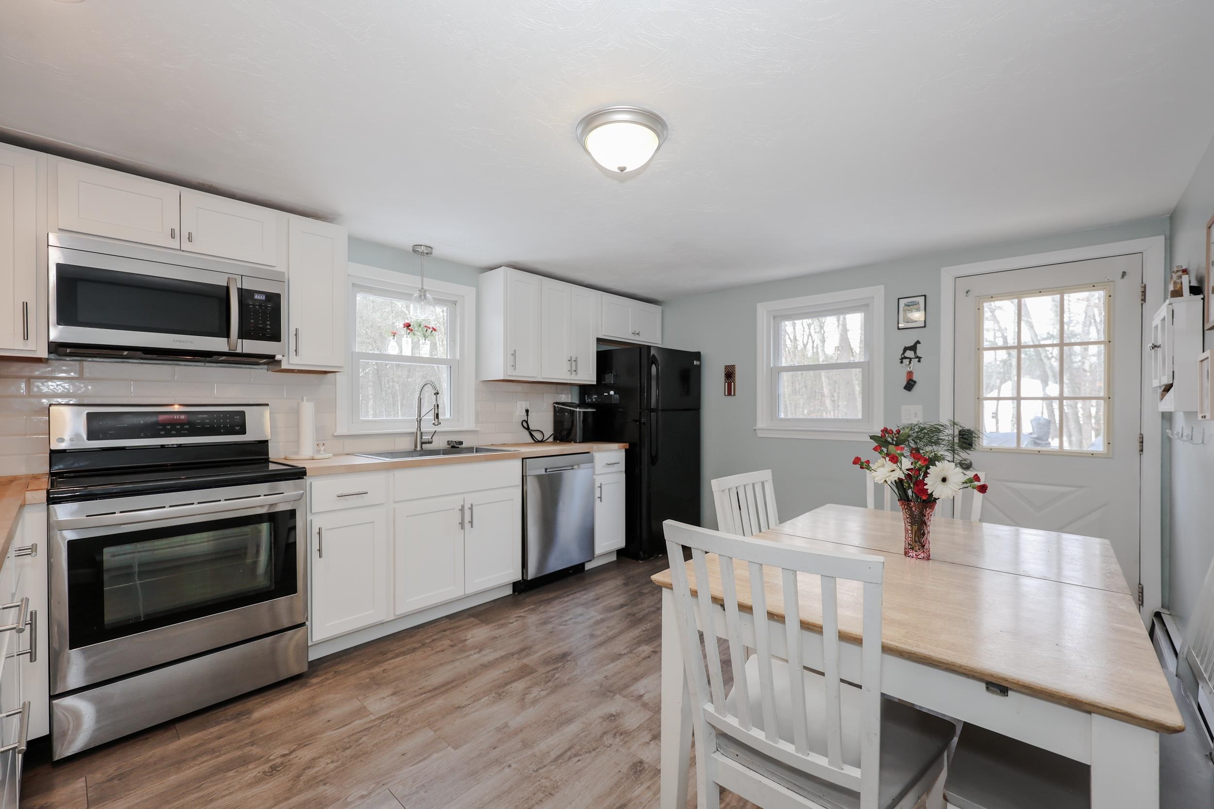 27 Willow Street Pelham, NH 03076 - Photo 3 of 31