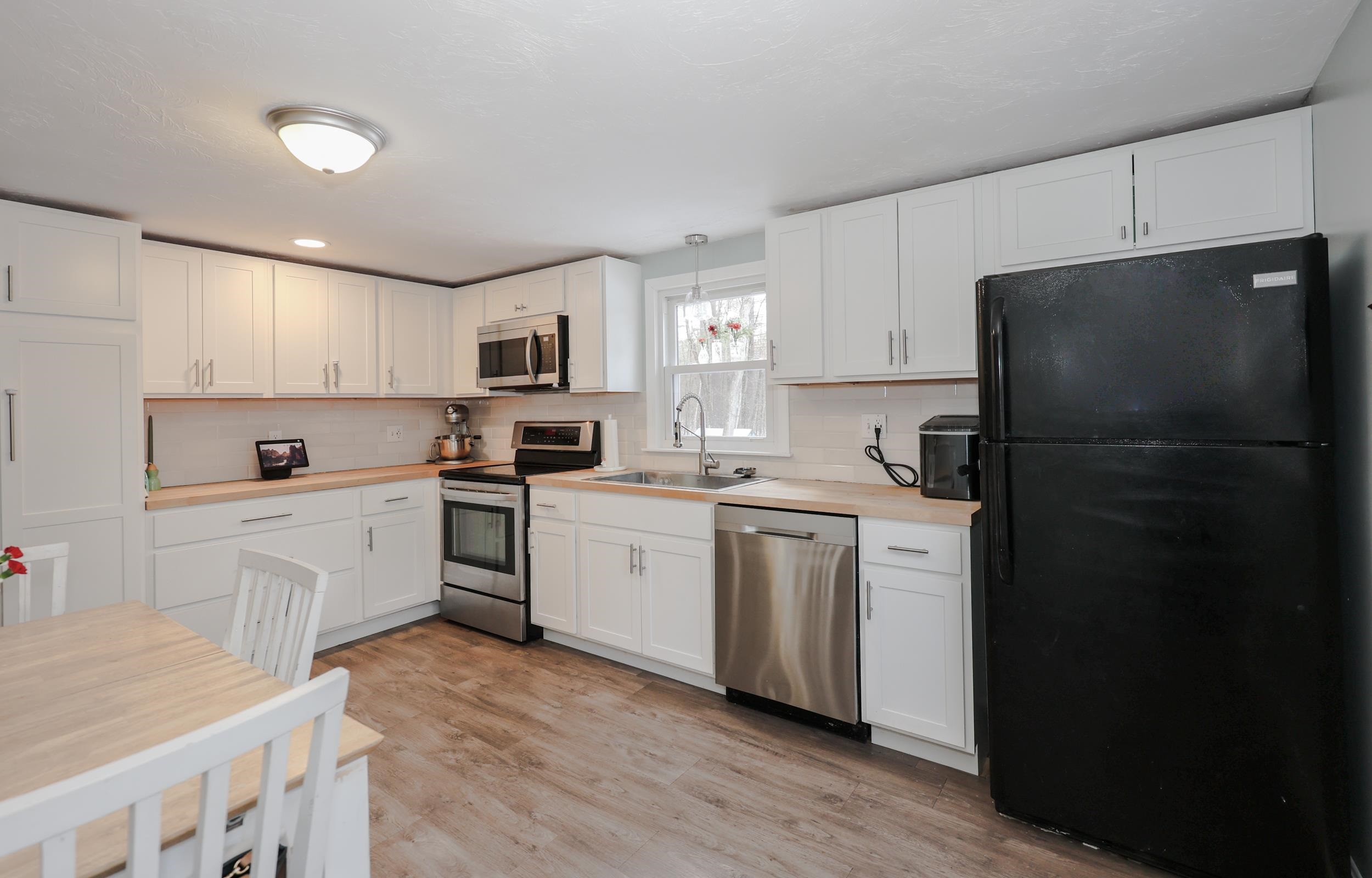 27 Willow Street Pelham, NH 03076 - Photo 5 of 31