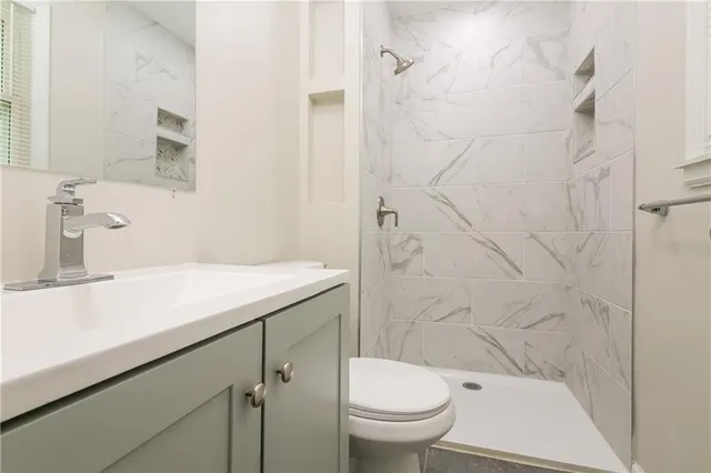 $2,150 | 506 Northeast Roanoke Drive, Blue Springs, MO 64014