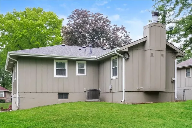 $2,150 | 506 Northeast Roanoke Drive, Blue Springs, MO 64014