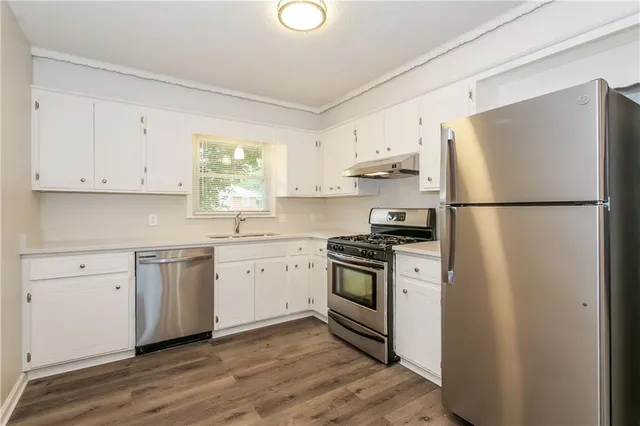 $2,150 | 506 Northeast Roanoke Drive, Blue Springs, MO 64014