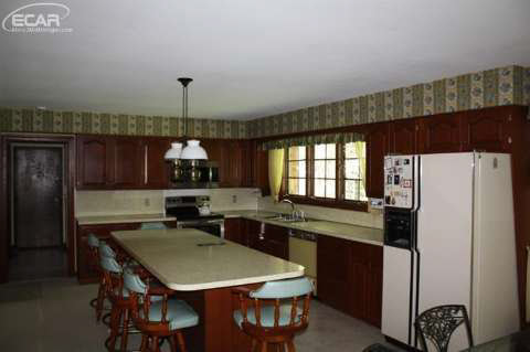 1012 East River Road Flushing, MI 48433 - Photo 6 of 18 20440679-5.JPG