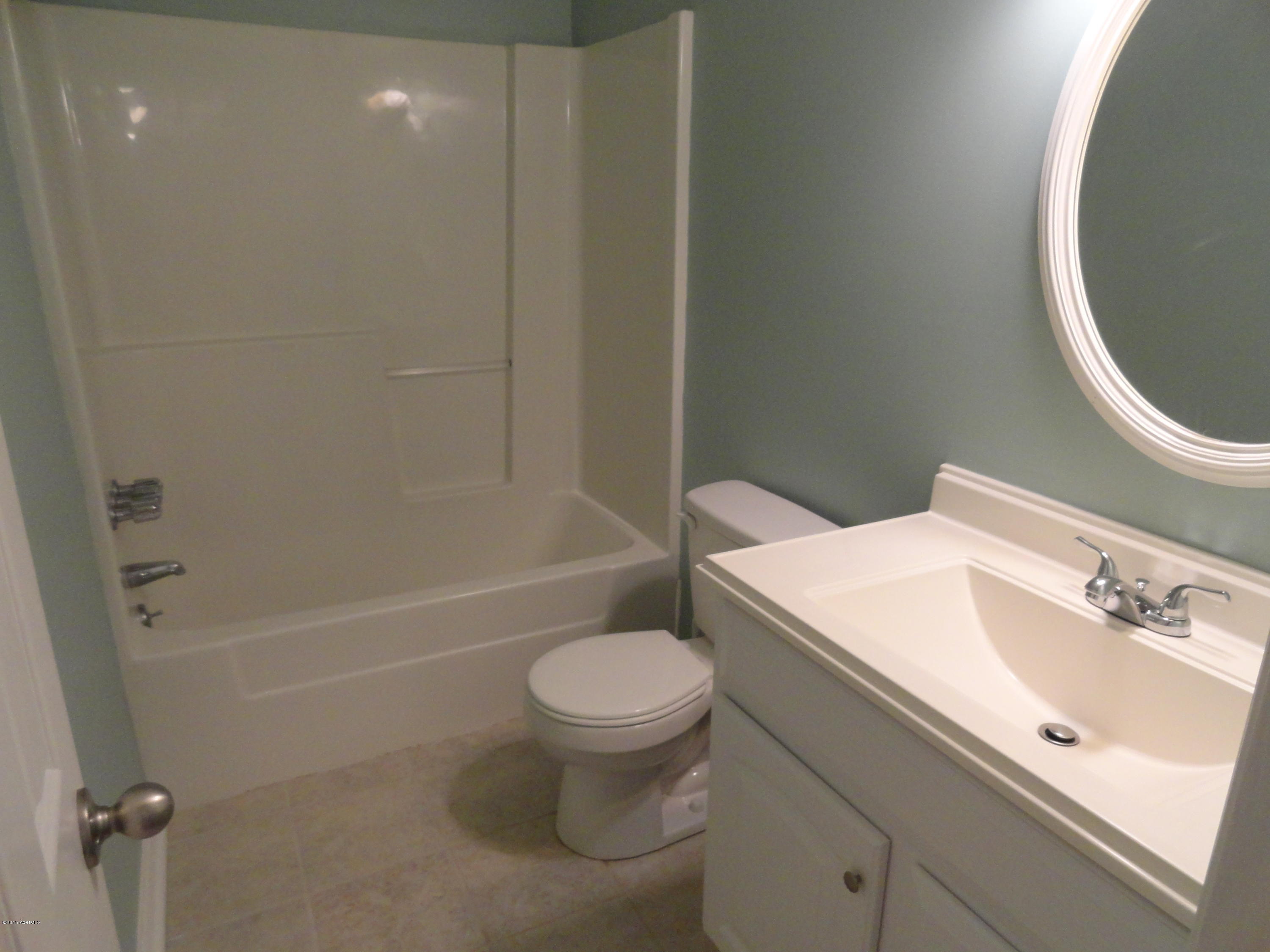 30 Springfield Road Beaufort, SC 29907 - Photo 8 of 11 Guest Bath