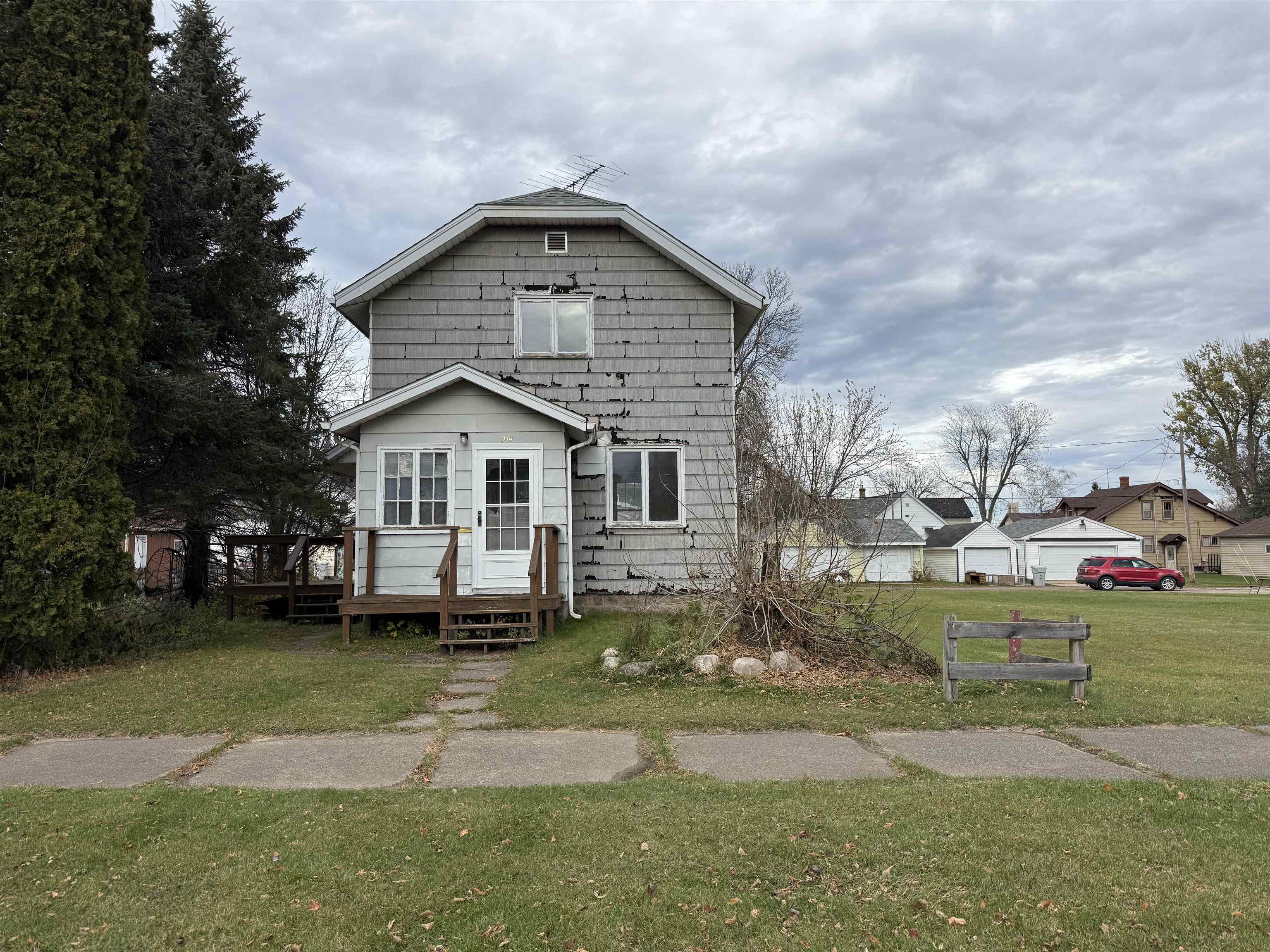 214 8th Street Southwest Chisholm, MN 55719 - Photo 1 of 25 View of front facade with a front yard and a deck