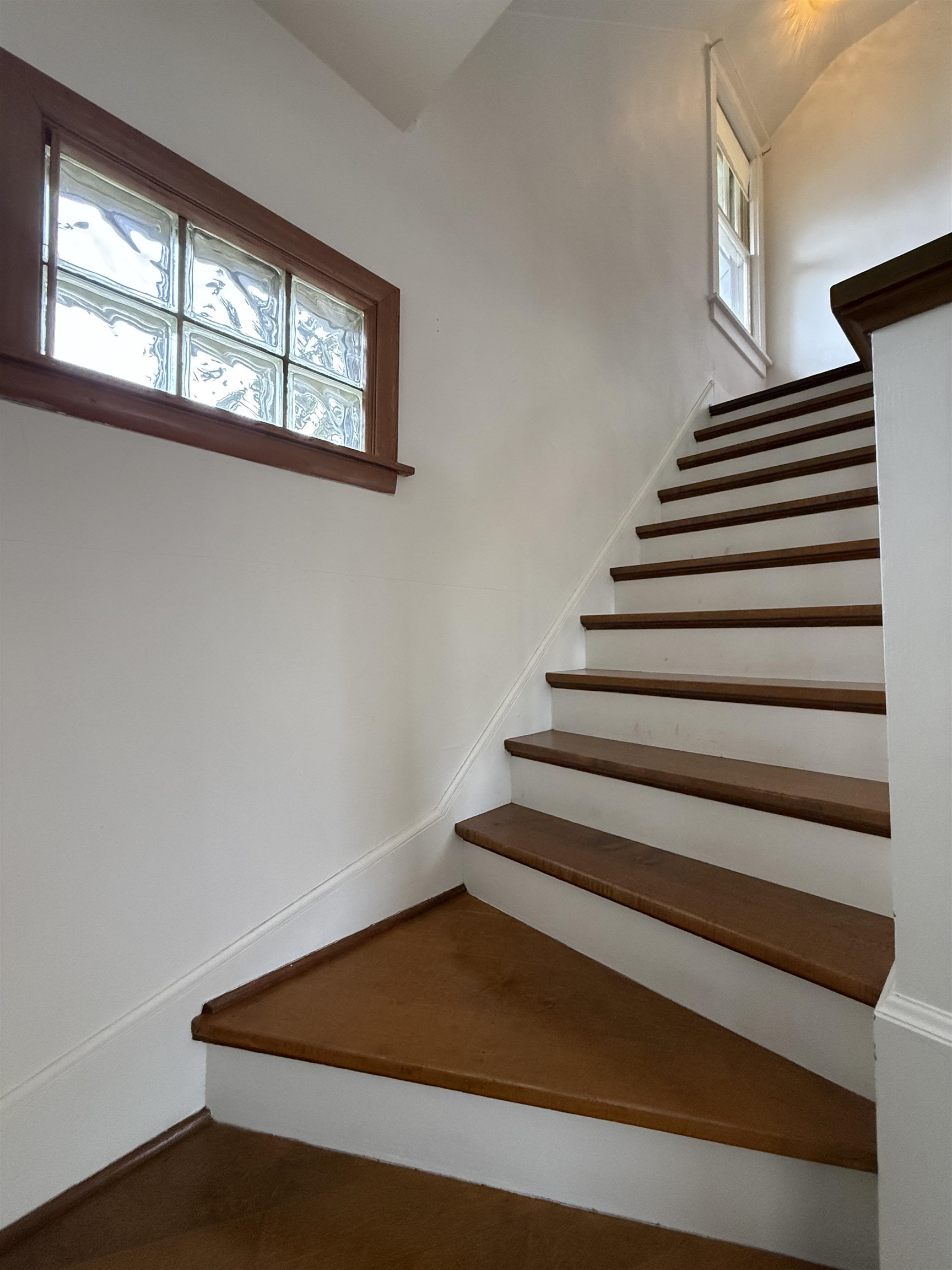 214 8th Street Southwest Chisholm, MN 55719 - Photo 15 of 25 View of stairway