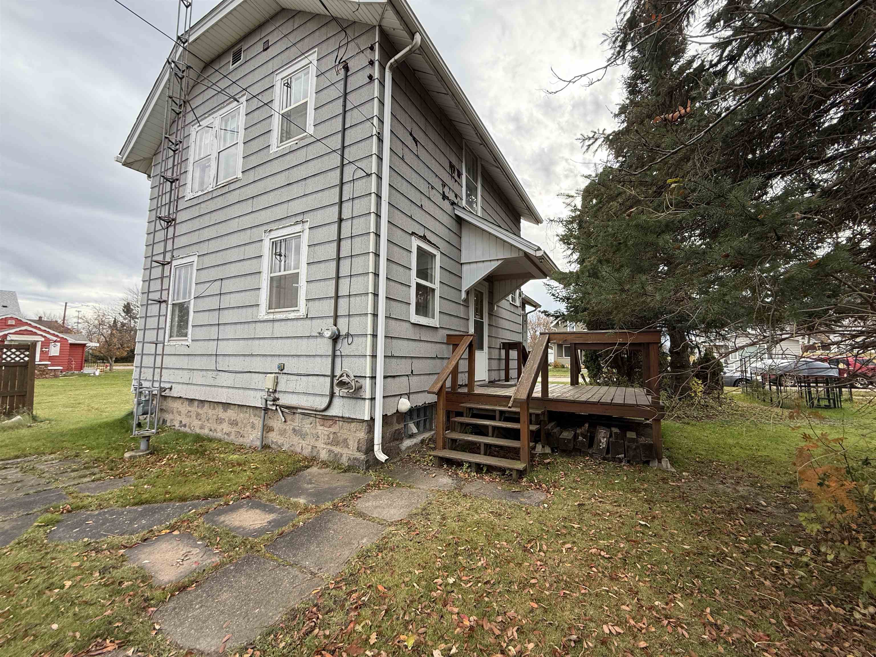 214 8th Street Southwest Chisholm, MN 55719 - Photo 6 of 25 View of side of property with a yard and a deck