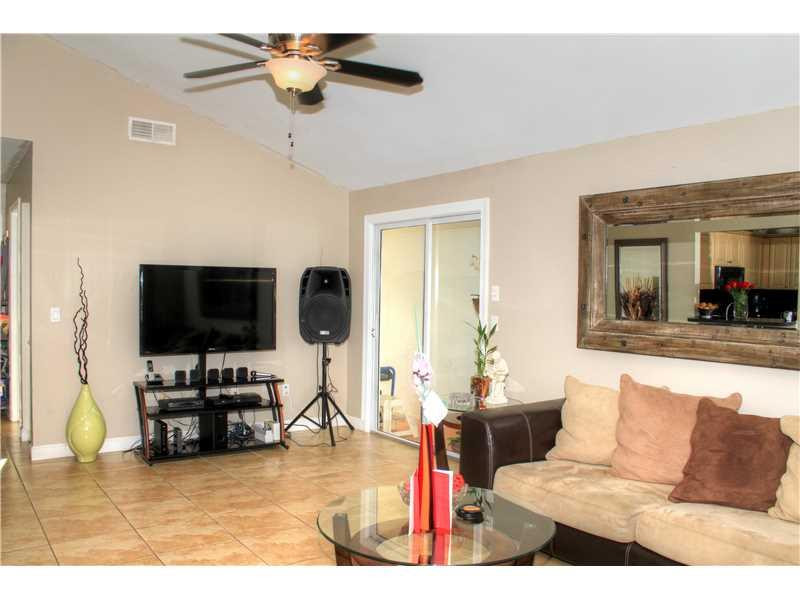 8303 Butterfield Lane Boca Raton, FL 33433 - Photo 5 of 17 Living Room