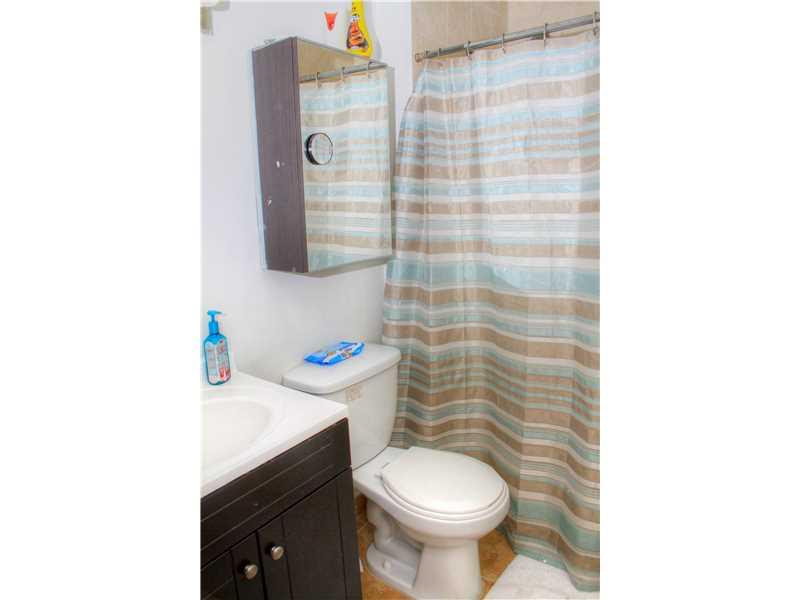8303 Butterfield Lane Boca Raton, FL 33433 - Photo 10 of 17 Bathroom