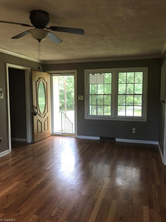 173 Stewart Road Lexington, NC 27292 - Photo 2 of 8 Living Room