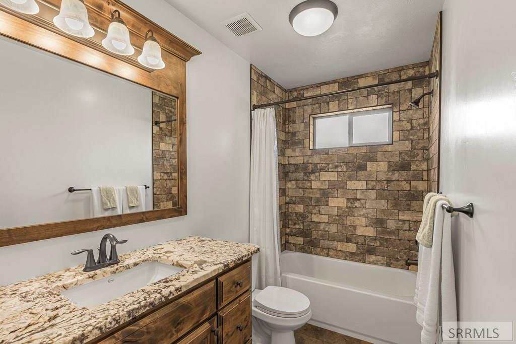 7232 East Middle Fork Road Idaho Falls, ID 83406 - Photo 30 of 72 Main Bathroom
