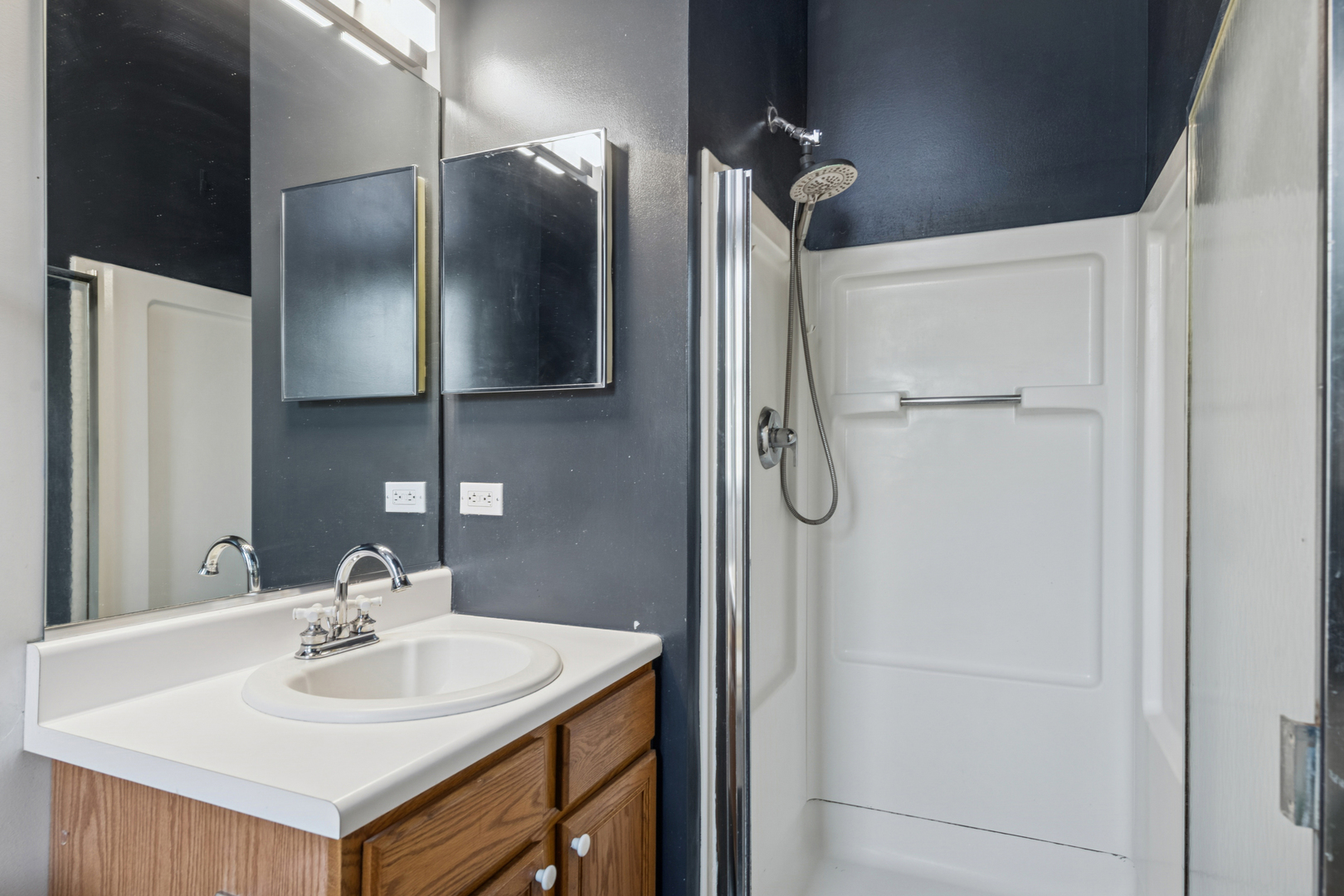 651 Georgian Court Addison, IL 60101 - Photo 13 of 24 a bathroom with a sink and mirror