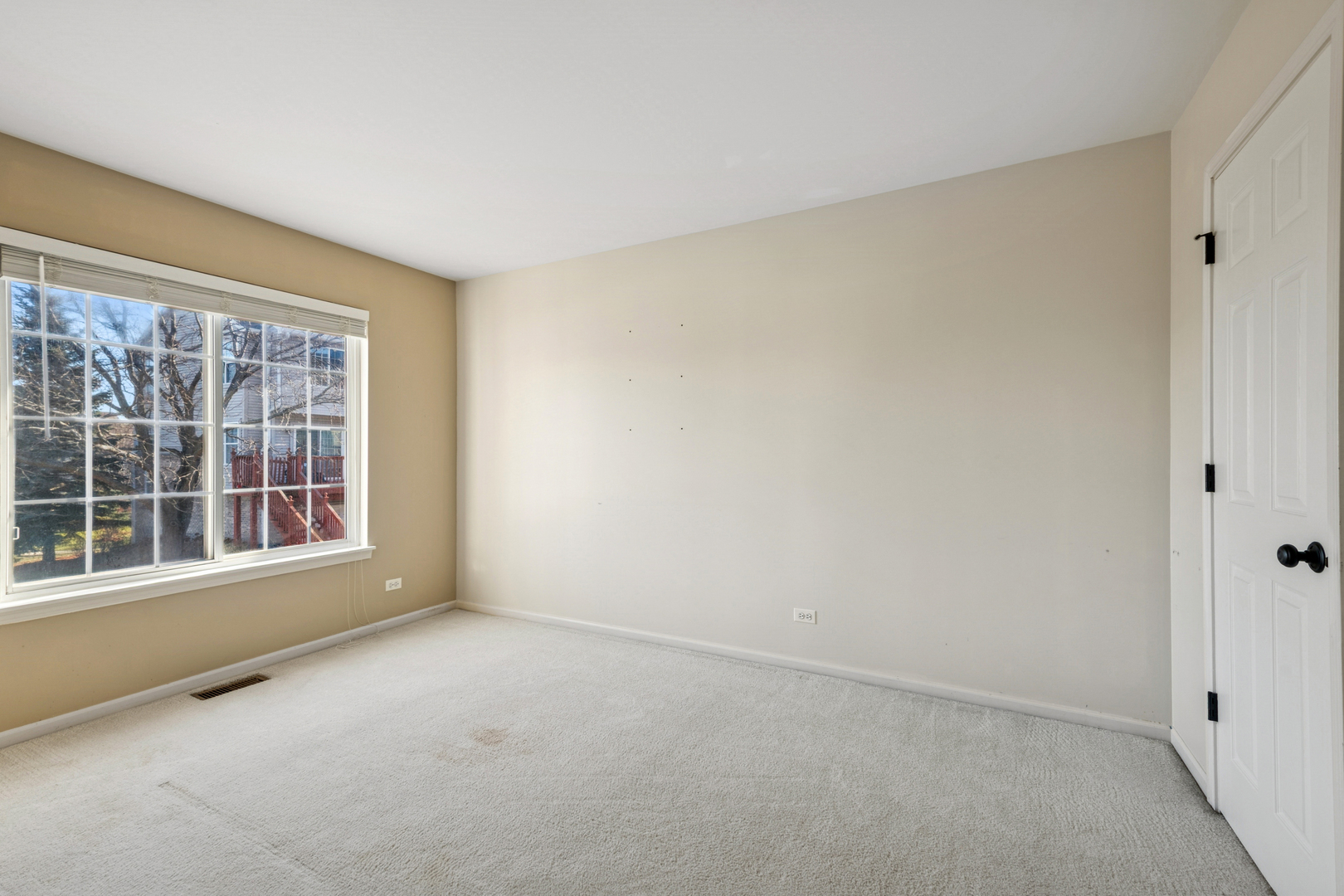 651 Georgian Court Addison, IL 60101 - Photo 17 of 24 an empty room with a window