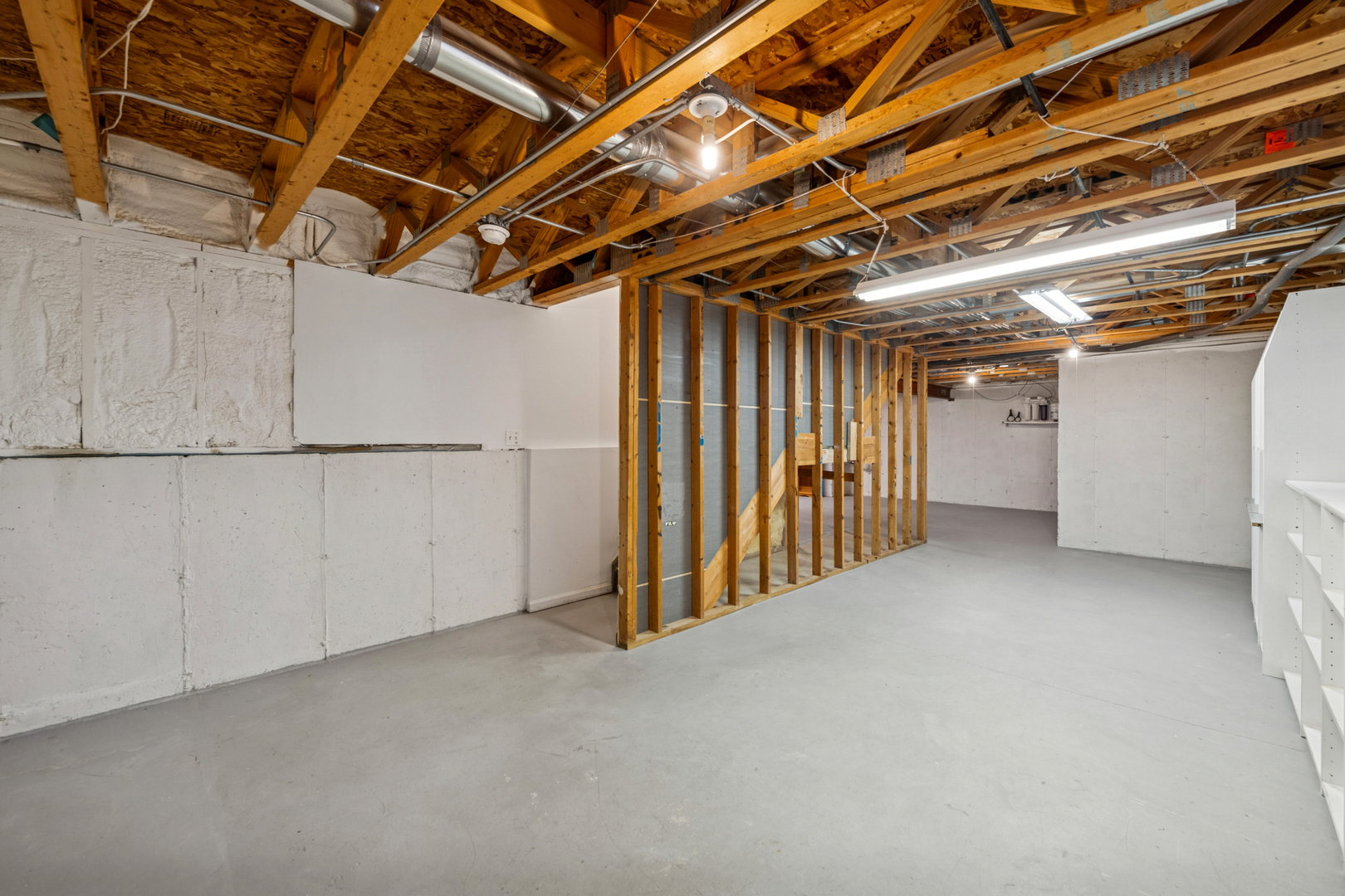 651 Georgian Court Addison, IL 60101 - Photo 21 of 24 a view of a garage