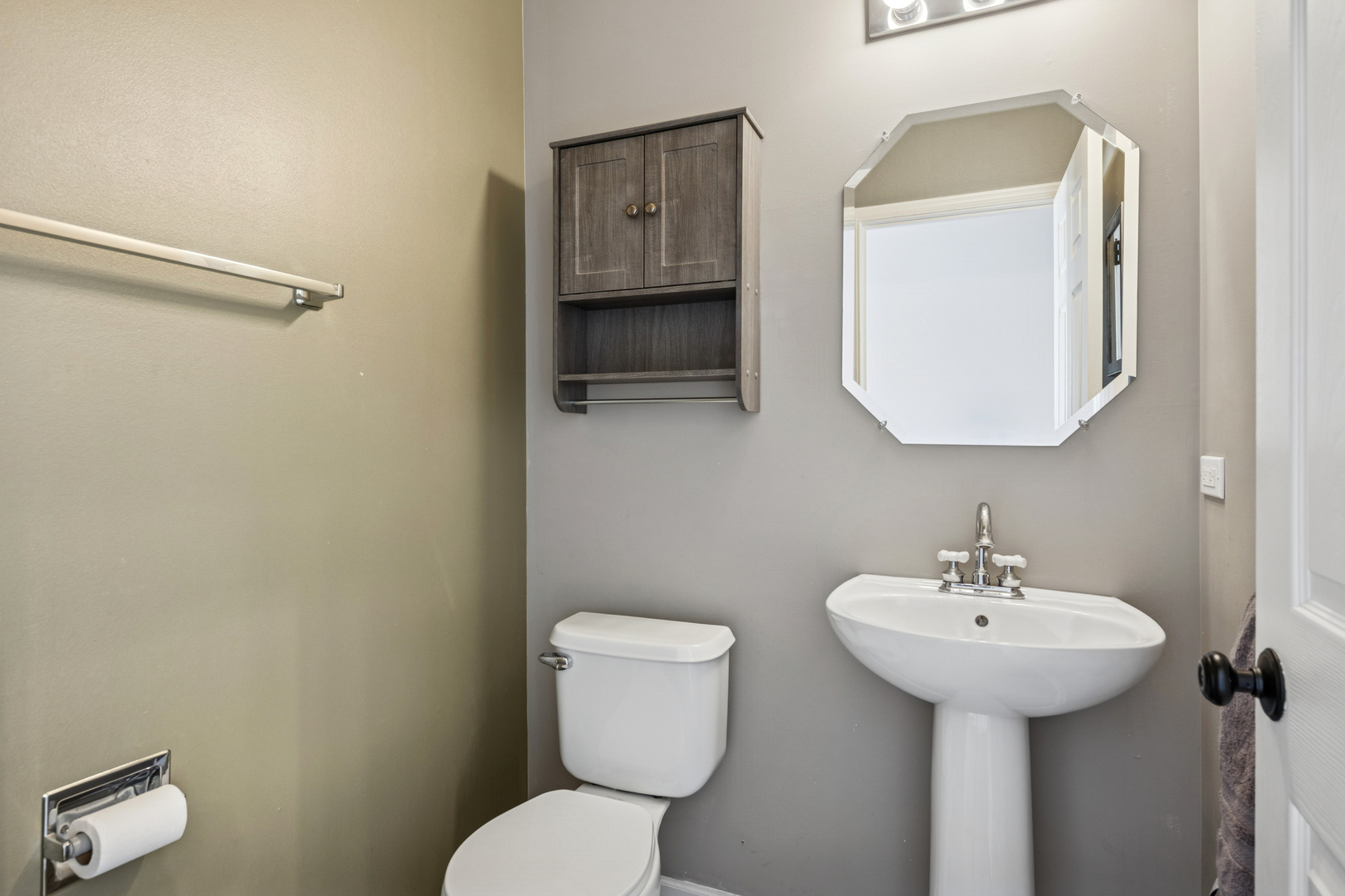 651 Georgian Court Addison, IL 60101 - Photo 9 of 24 a bathroom with a toilet sink and mirror