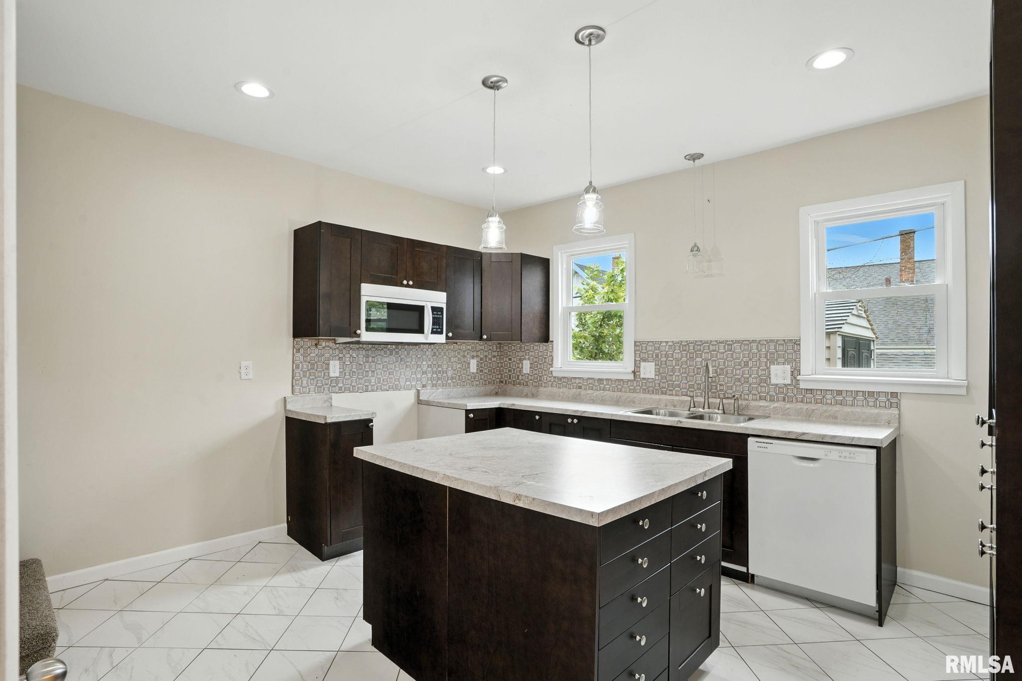 421 16th Avenue Moline, IL 61265 - Photo 14 of 26