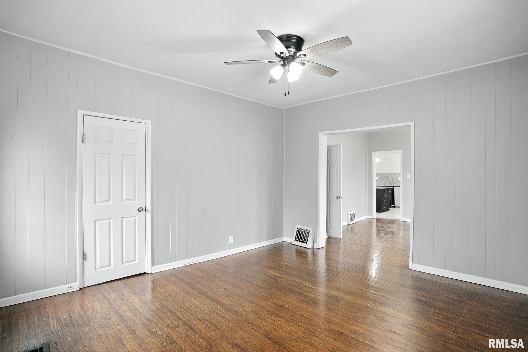 421 16th Avenue Moline, IL 61265 - Photo 5 of 26