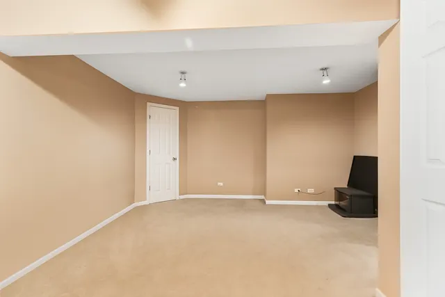 $299,900 | 6771 East Wellsley Court, Gurnee, IL 60031