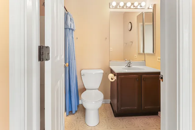 $299,900 | 6771 East Wellsley Court, Gurnee, IL 60031