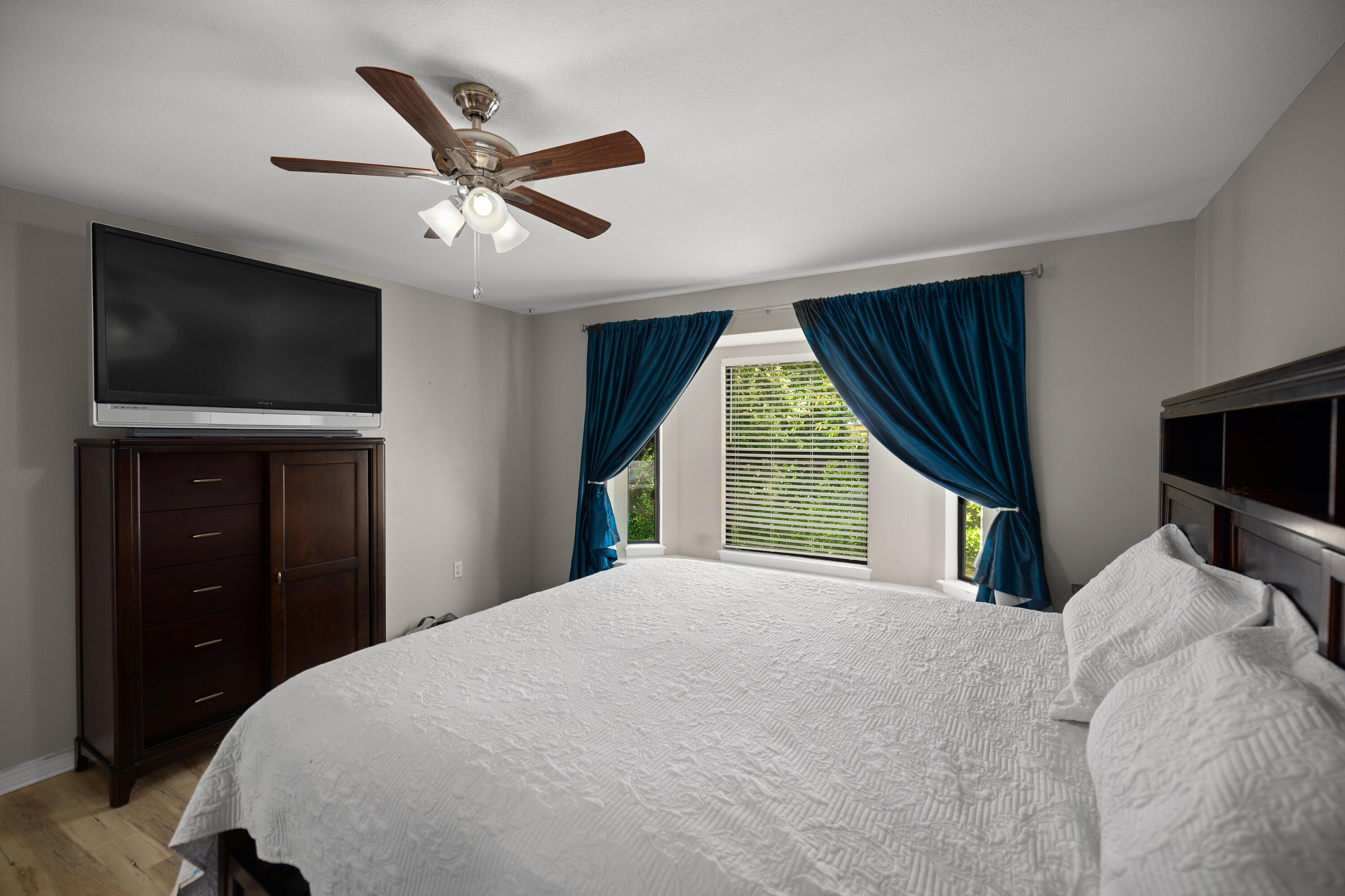 314 Ruckel Drive Niceville, FL 32578 - Photo 30 of 66 a bedroom with a large bed and a large window