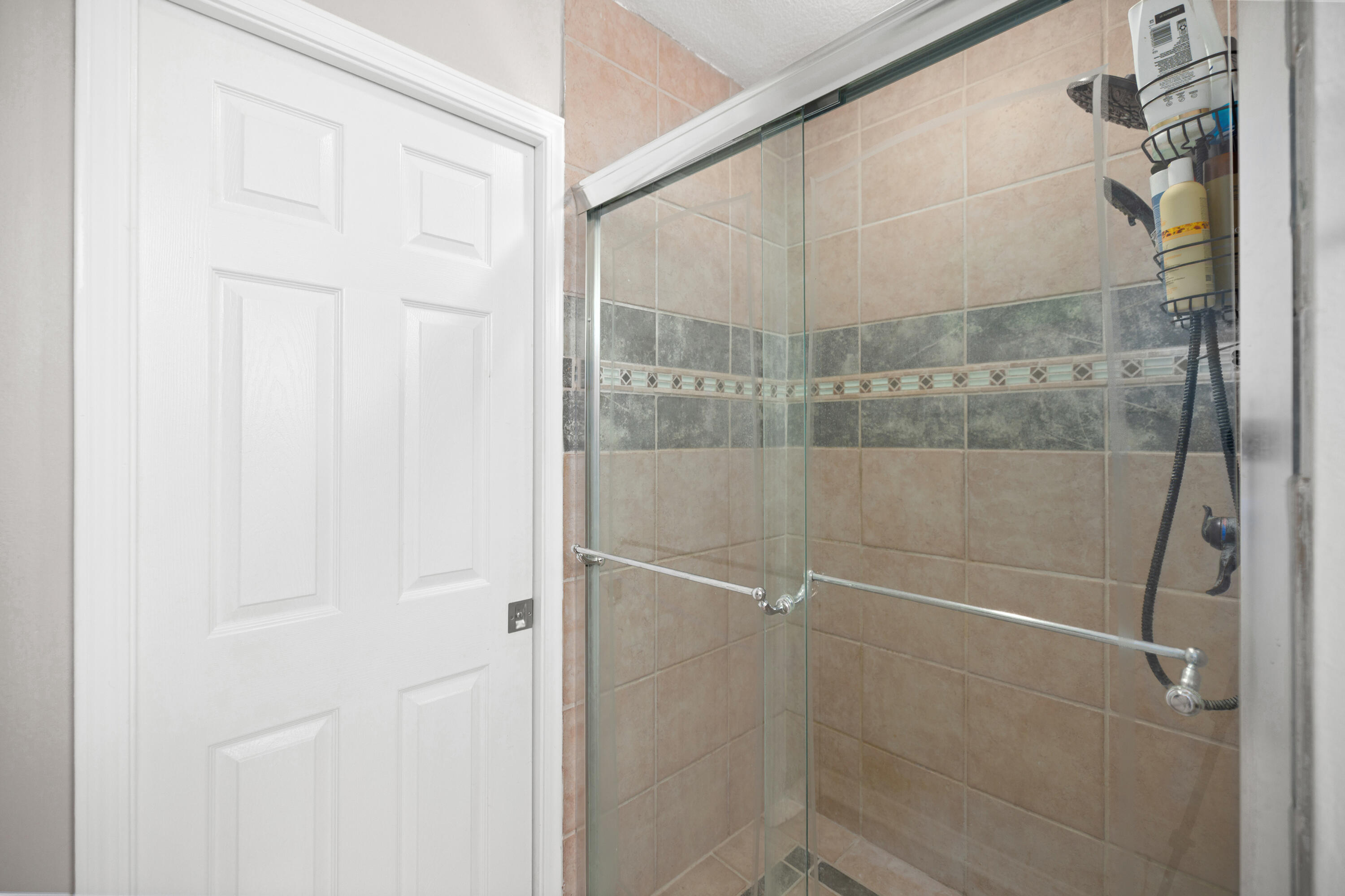 314 Ruckel Drive Niceville, FL 32578 - Photo 35 of 66 a bathroom with a glass shower door