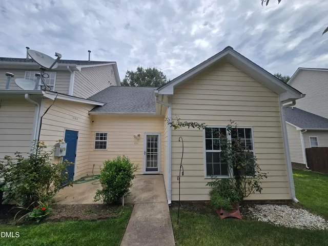 $1,625 | 241 Commons Drive, Holly Springs, NC 27540