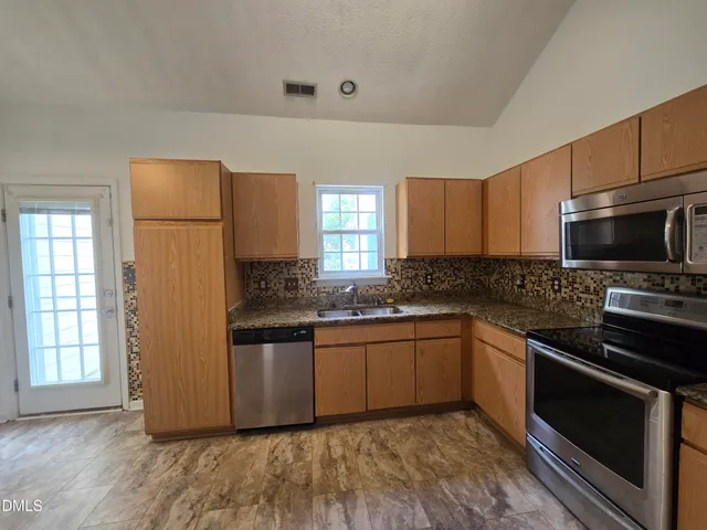 $1,625 | 241 Commons Drive, Holly Springs, NC 27540