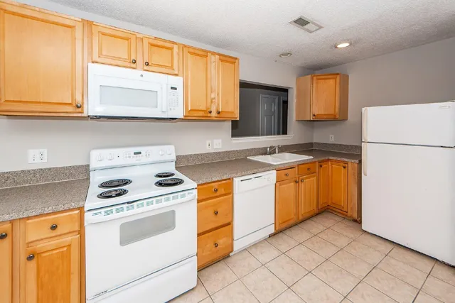 $1,600 | 207 Tupperway Drive, Summerville, SC 29483