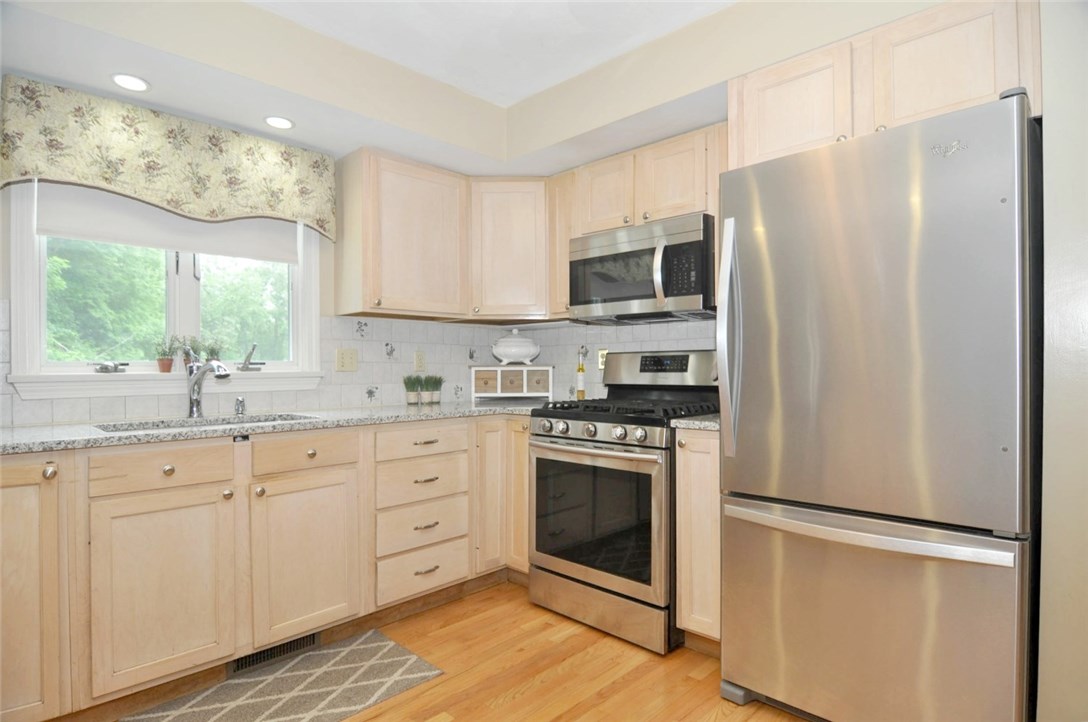 438 Angell Road North Providence, RI 02904 - Photo 3 of 37 Gallery Image 3