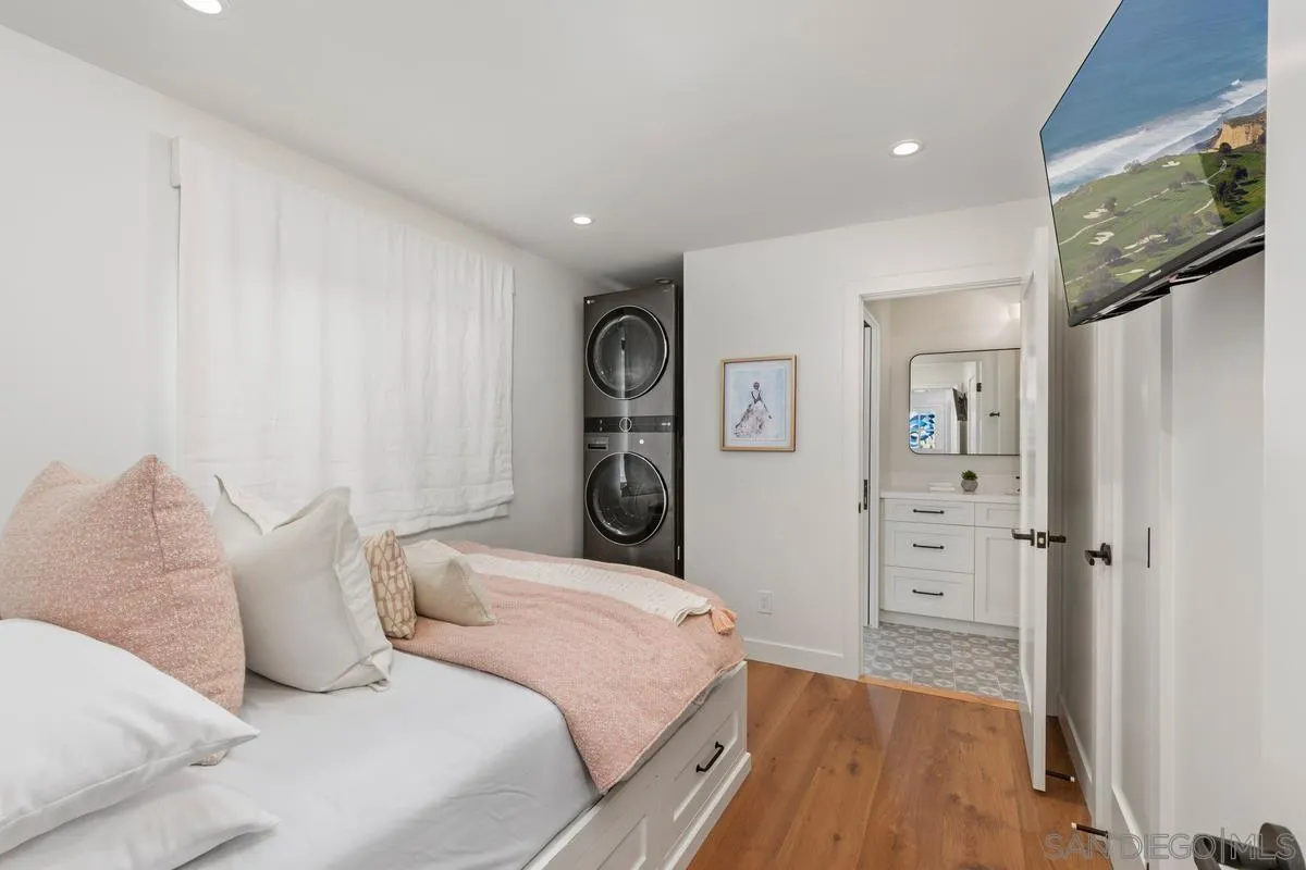 123 Jasper Street, Unit 29 Encinitas, CA 92024 - Photo 11 of 19 a bedroom with a bed and a window