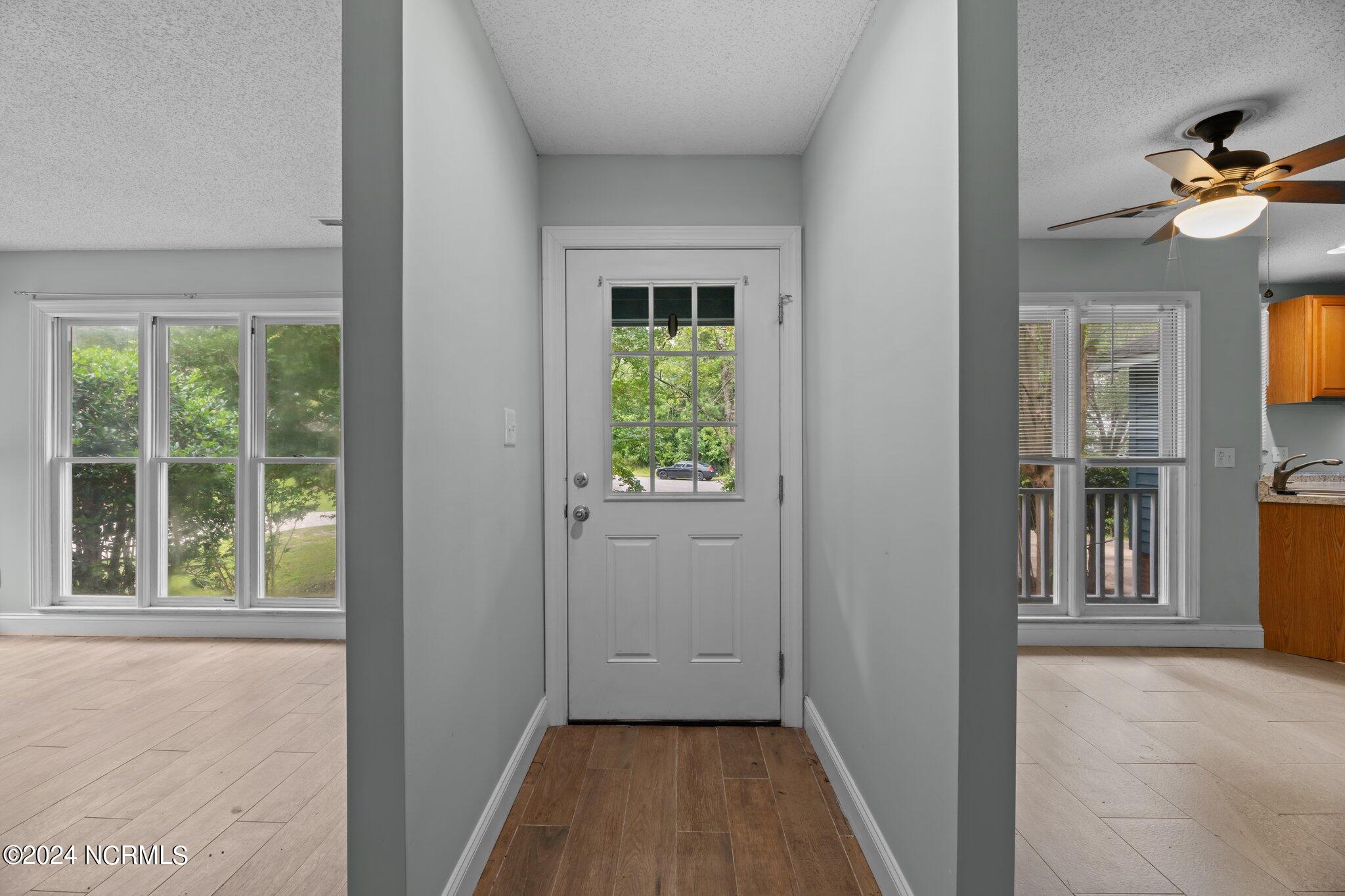 912 Shipyard Point New Bern, NC 28560 - Photo 12 of 50 Entry Way