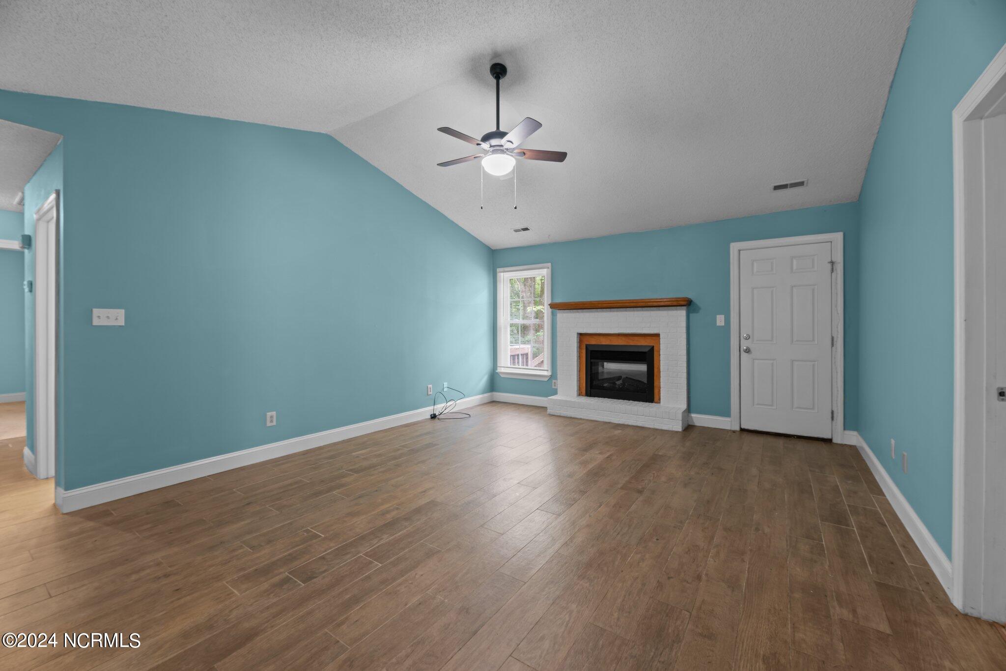 912 Shipyard Point New Bern, NC 28560 - Photo 13 of 50 Living Room