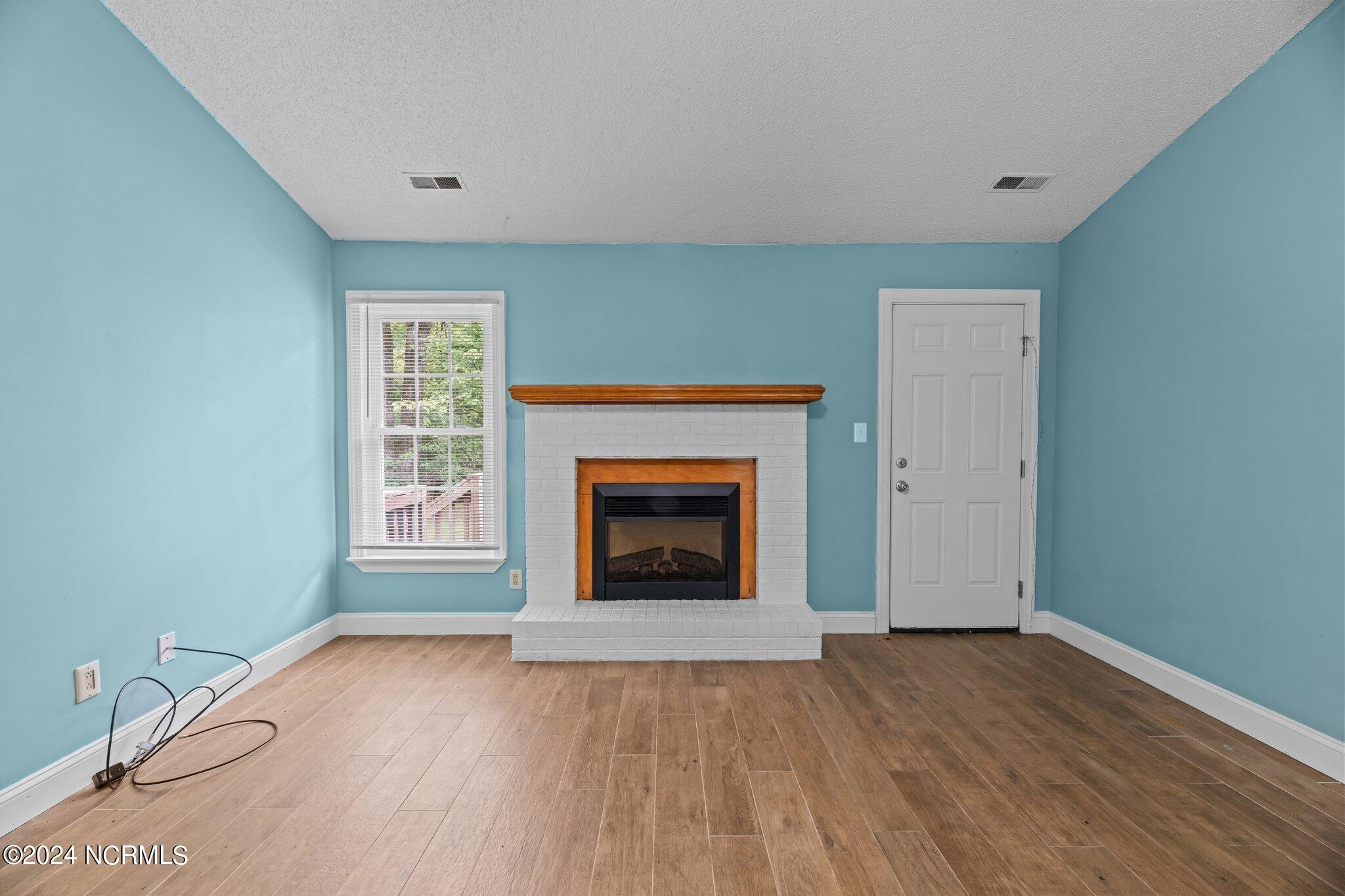 912 Shipyard Point New Bern, NC 28560 - Photo 14 of 50 Living Room