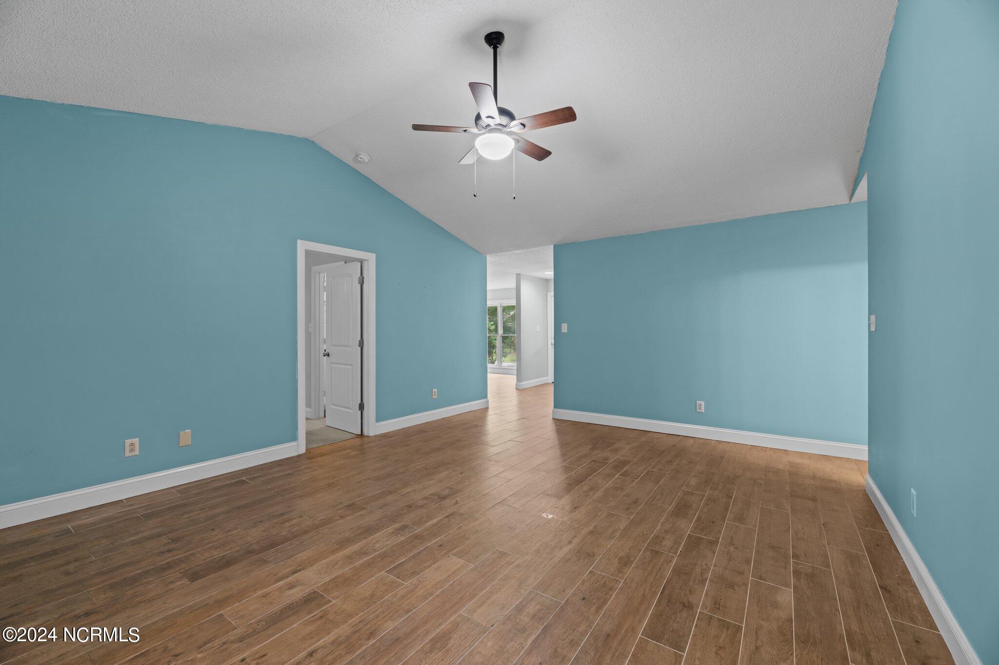 912 Shipyard Point New Bern, NC 28560 - Photo 15 of 50 Living Room