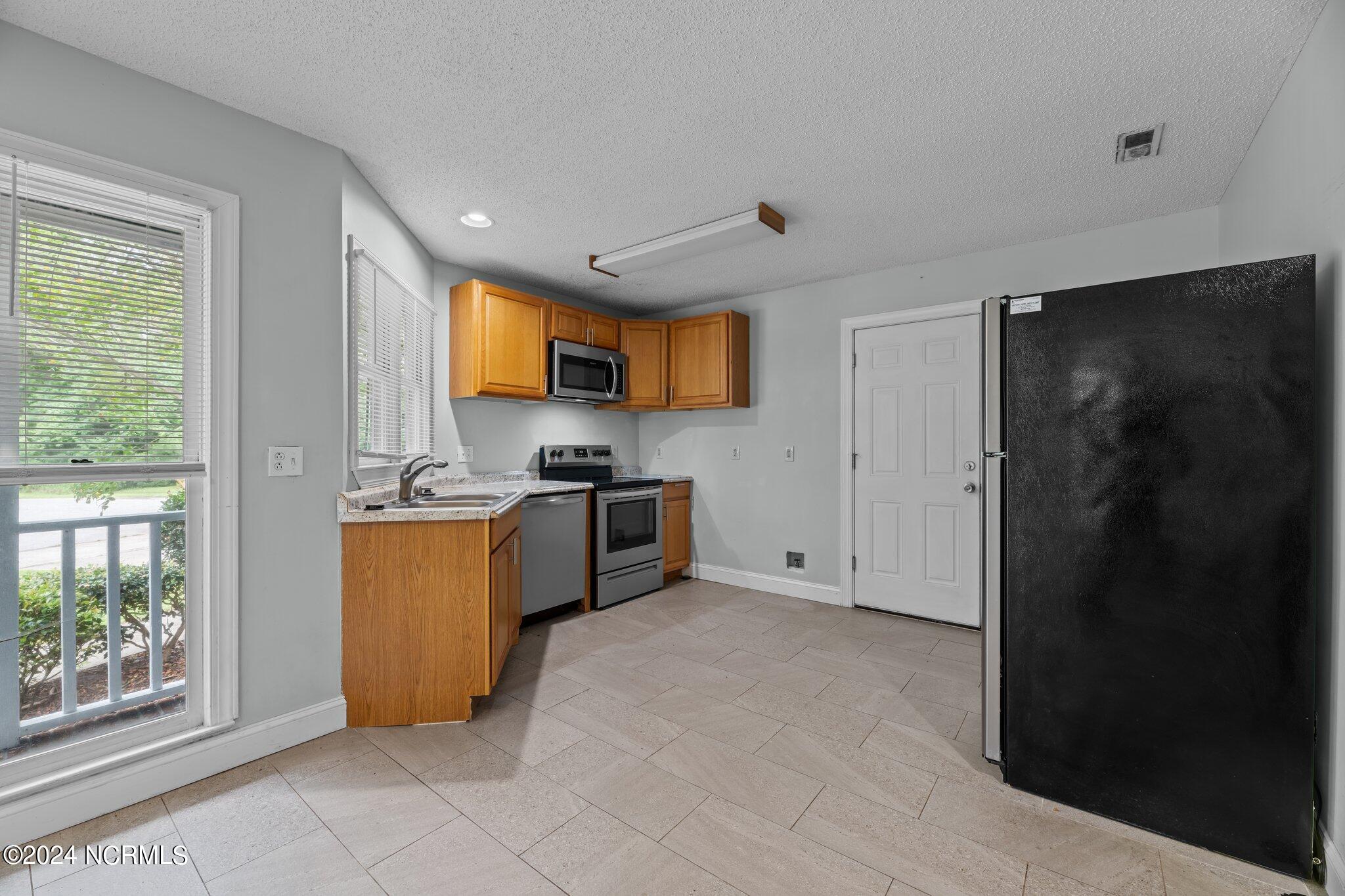 912 Shipyard Point New Bern, NC 28560 - Photo 16 of 50 Kitchen