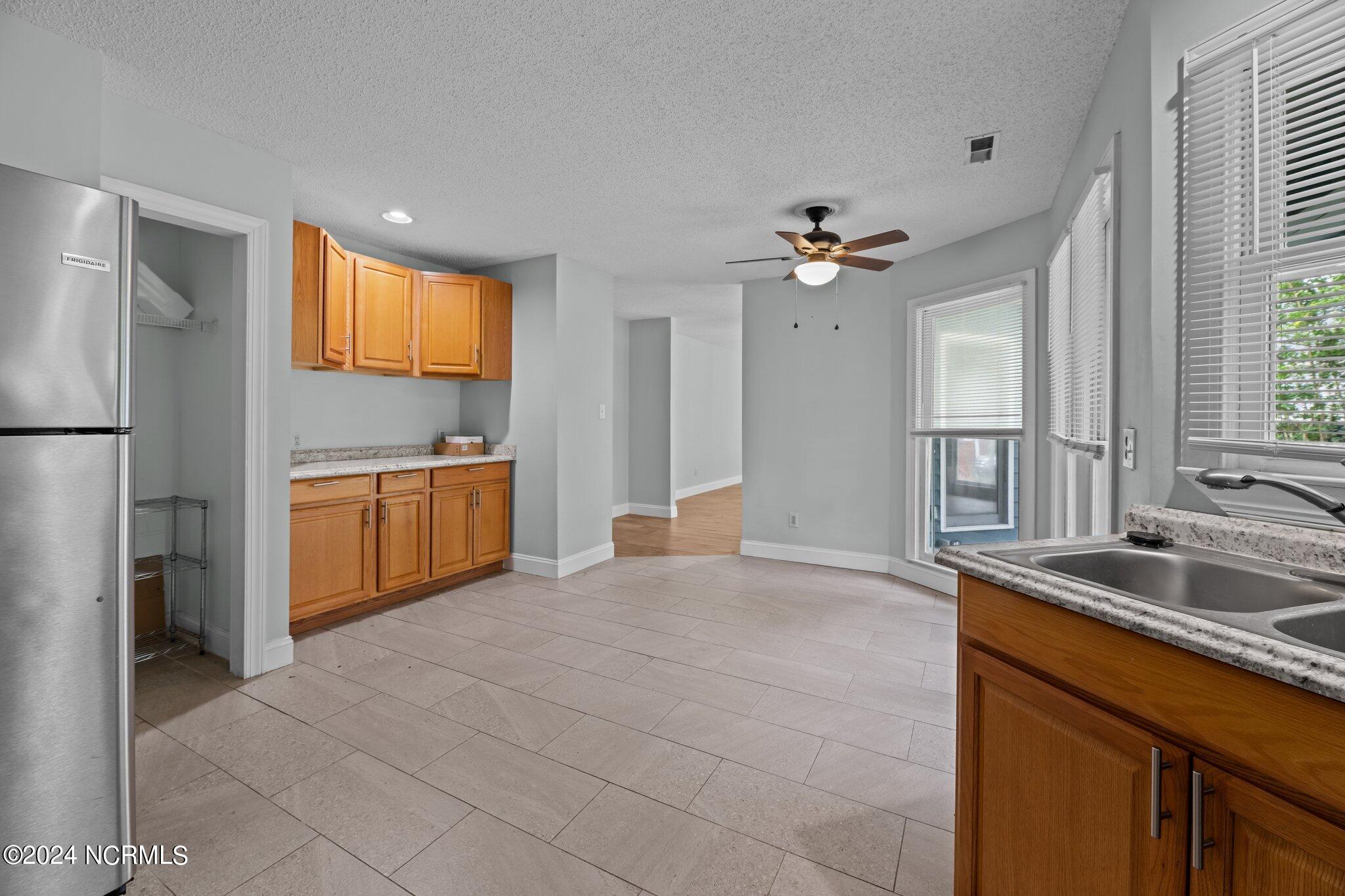 912 Shipyard Point New Bern, NC 28560 - Photo 17 of 50 Kitchen / Breakbast nook
