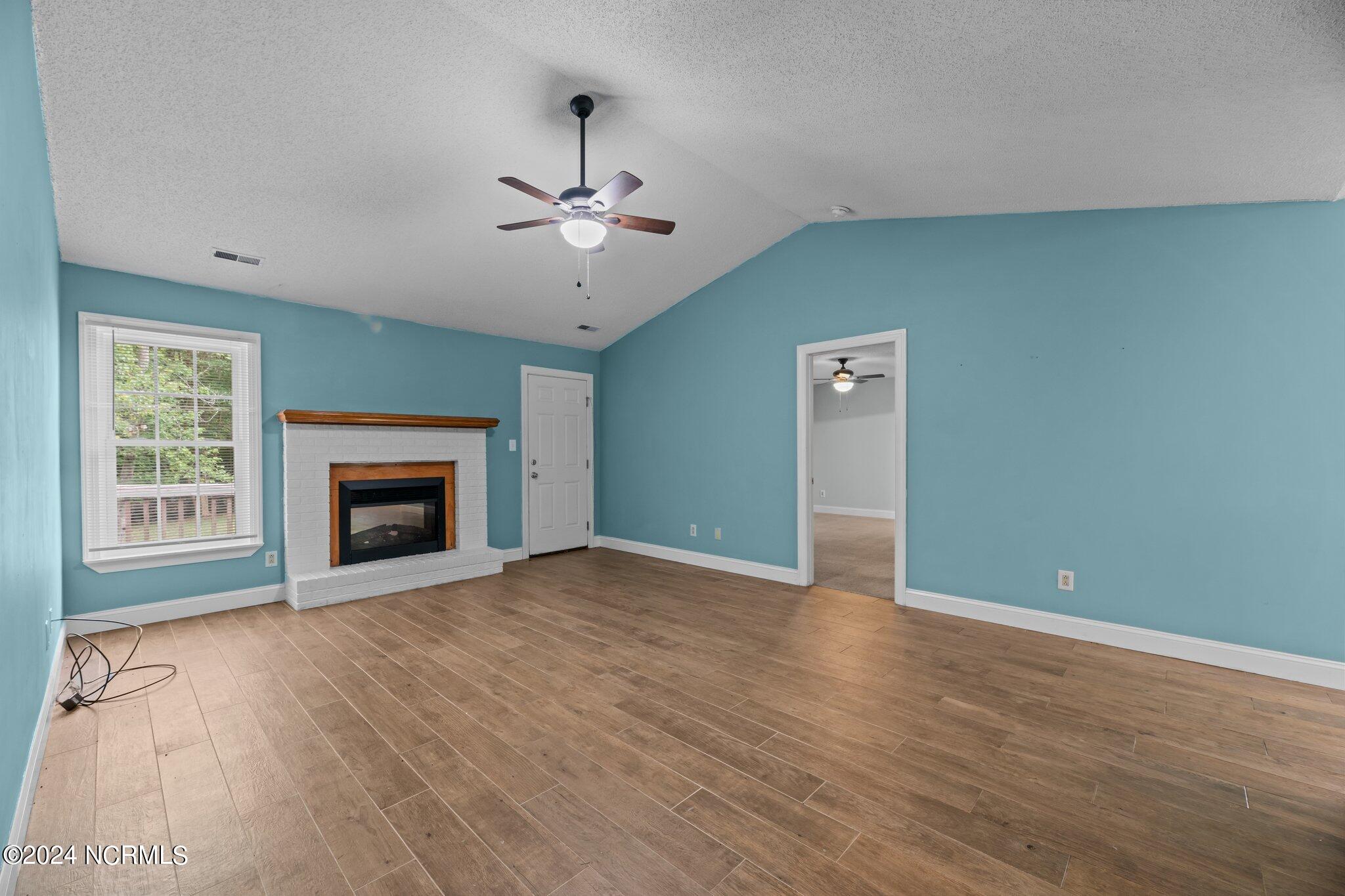 912 Shipyard Point New Bern, NC 28560 - Photo 2 of 50 Living Room
