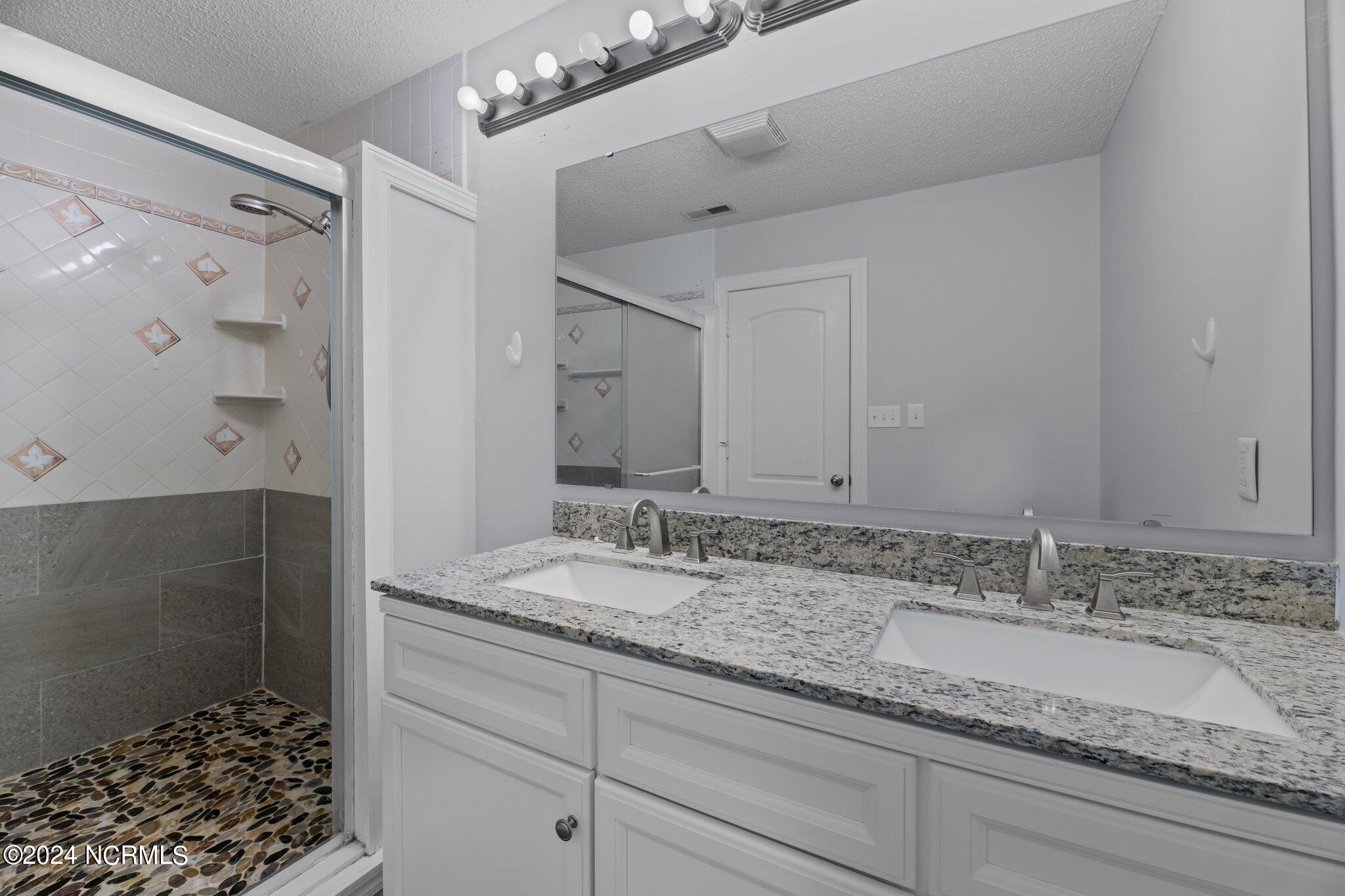 912 Shipyard Point New Bern, NC 28560 - Photo 22 of 50 Owners Bathroom
