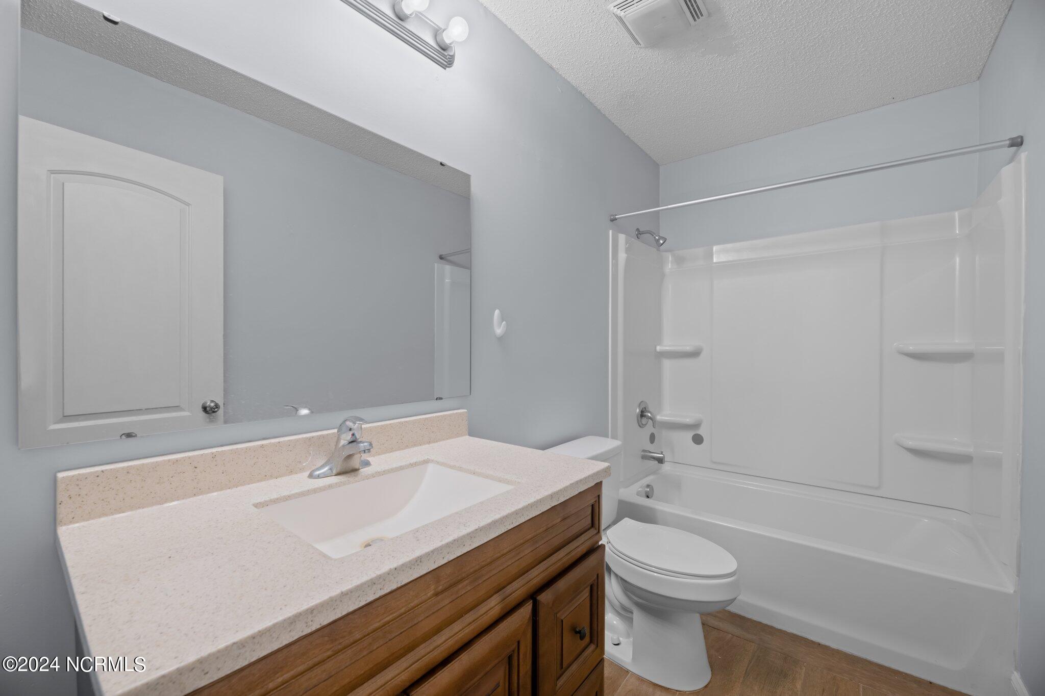912 Shipyard Point New Bern, NC 28560 - Photo 26 of 50 Second Bathroom