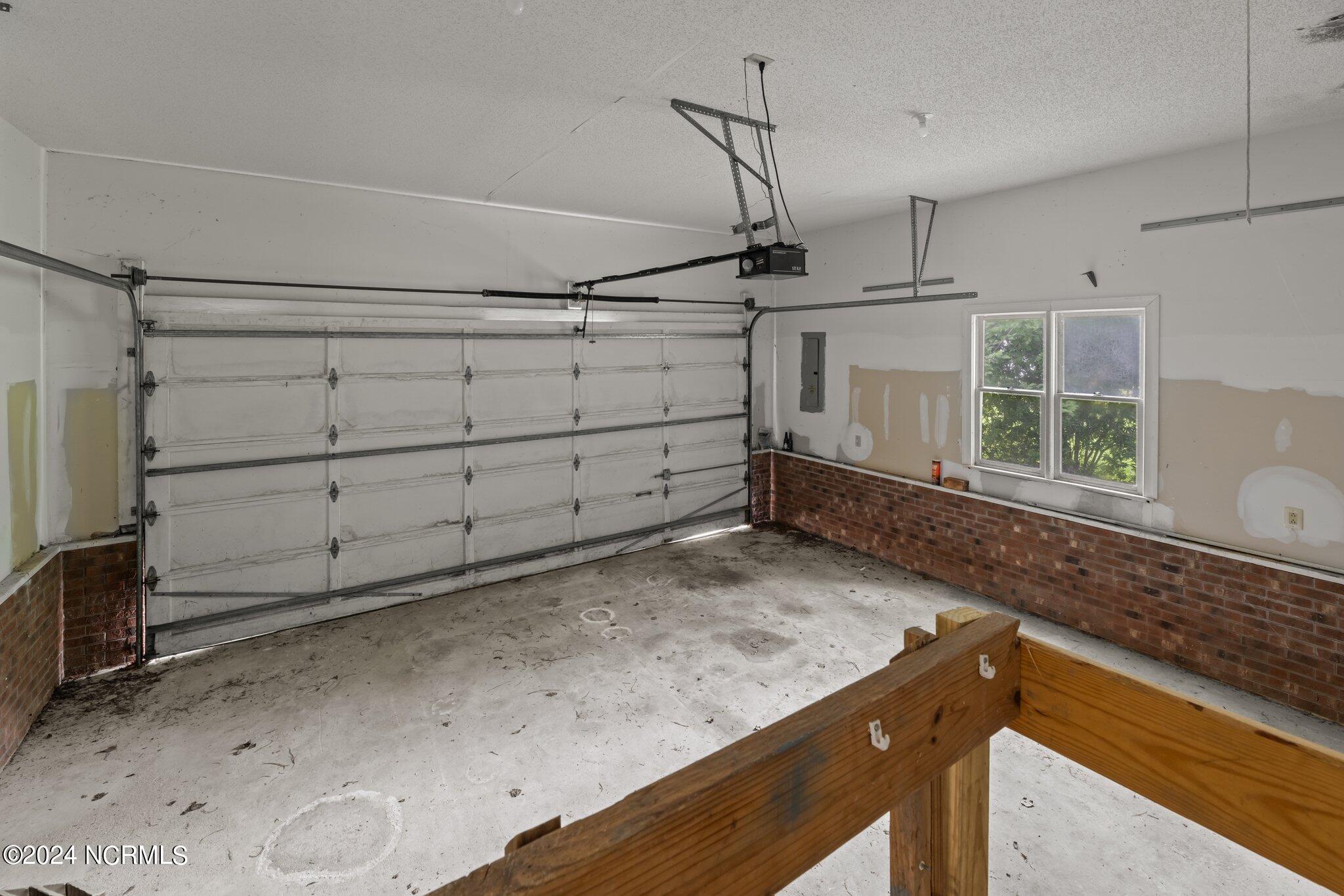 912 Shipyard Point New Bern, NC 28560 - Photo 29 of 50 Interior - Garage