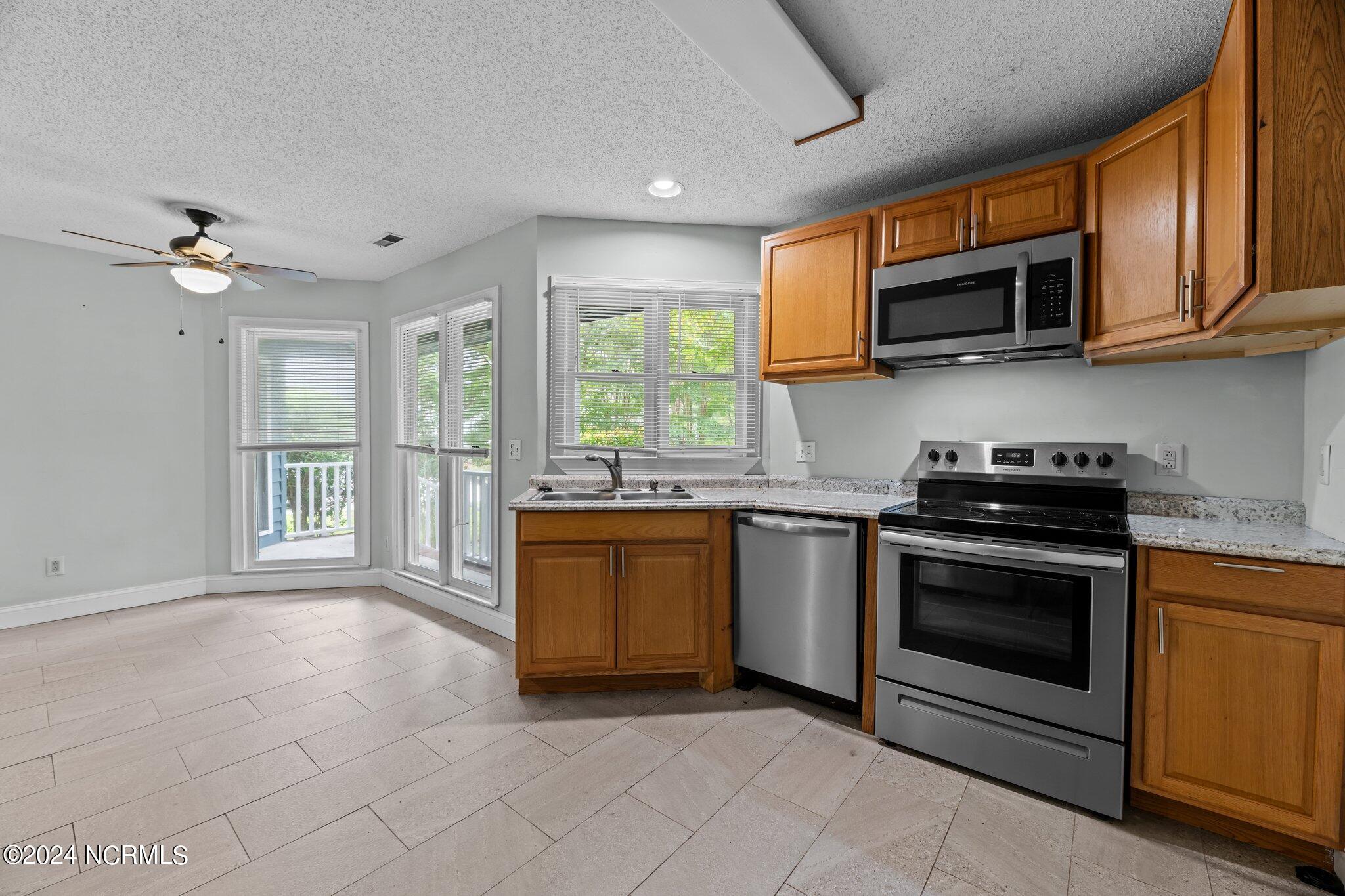 912 Shipyard Point New Bern, NC 28560 - Photo 3 of 50 Kitchen / Breakbast nook