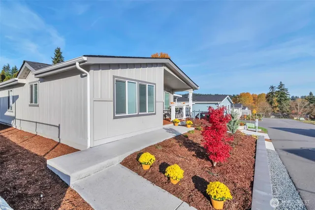 a view of a house with a backyard