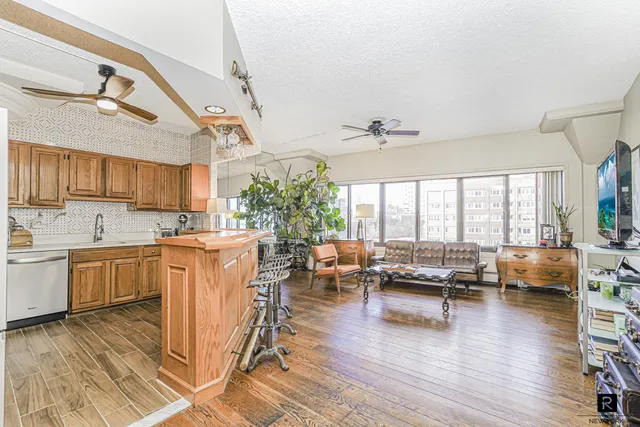 $439,000 | 10 Bay Street Landing, Unit 5J | Tompkinsville