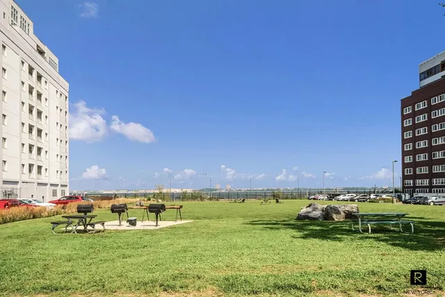 $439,000 | 10 Bay Street Landing, Unit 5J | Tompkinsville