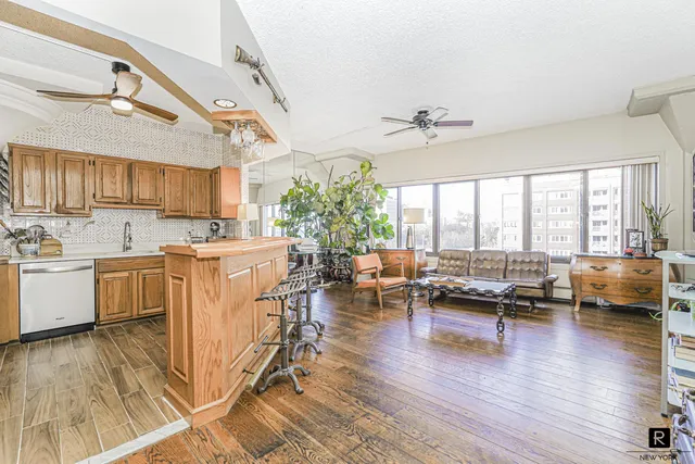 $439,000 | 10 Bay Street Landing, Unit 5J | Tompkinsville