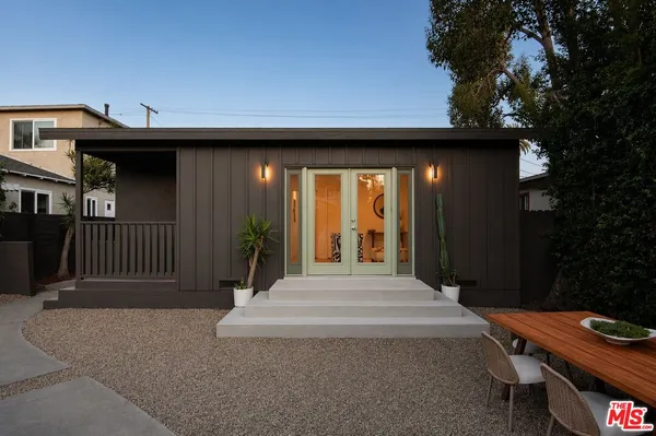 $2,199,000 | 830 Palms Boulevard, Venice, CA 90291