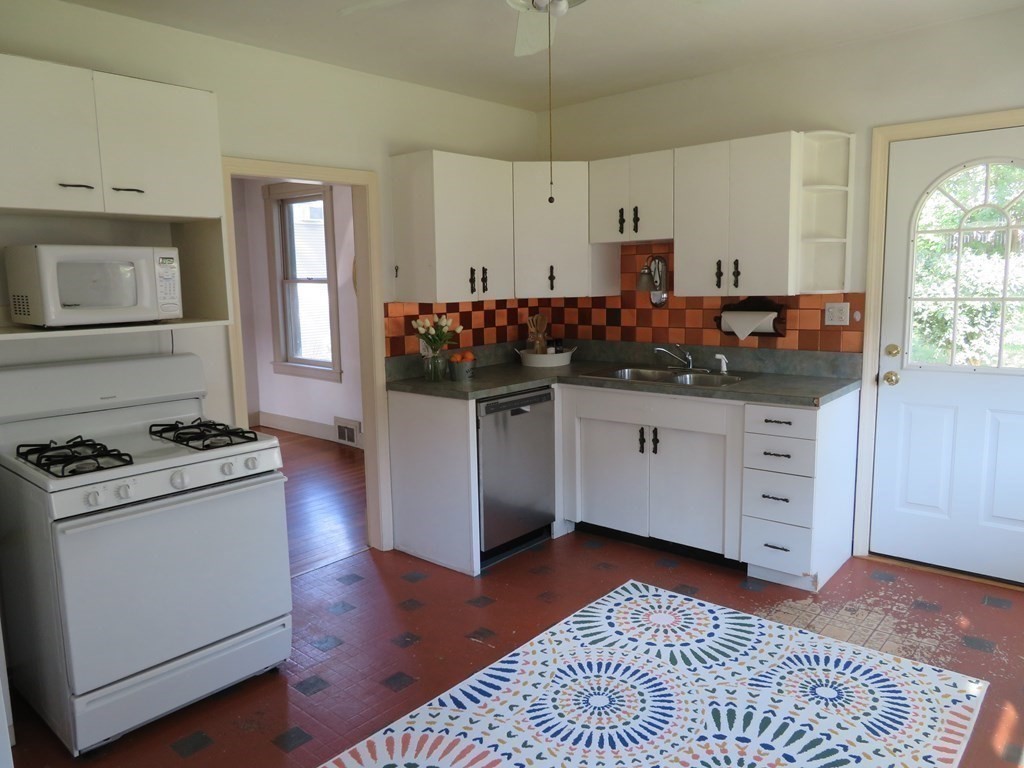 307 Dwight Road Springfield, MA 01108 - Photo 12 of 32