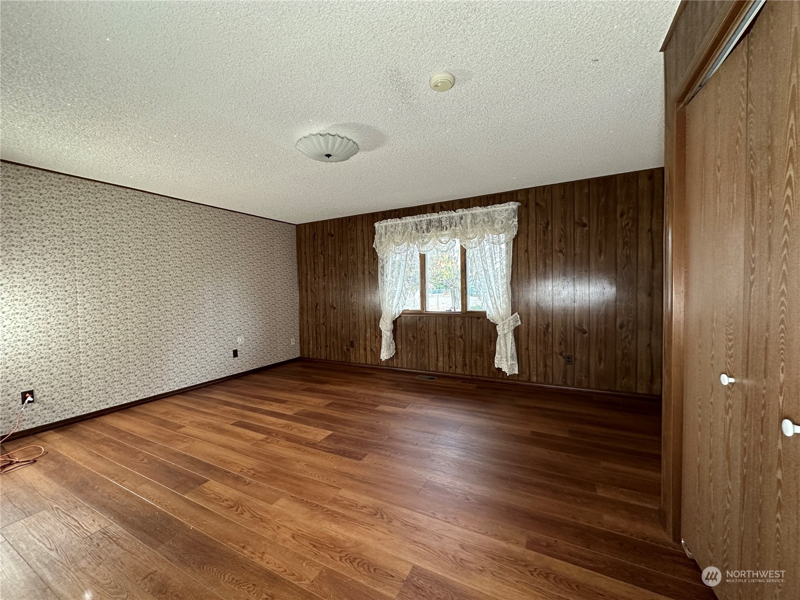 271 Evans Road Sequim, WA 98382 - Photo 23 of 37 a view of a livingroom with wooden floor and window