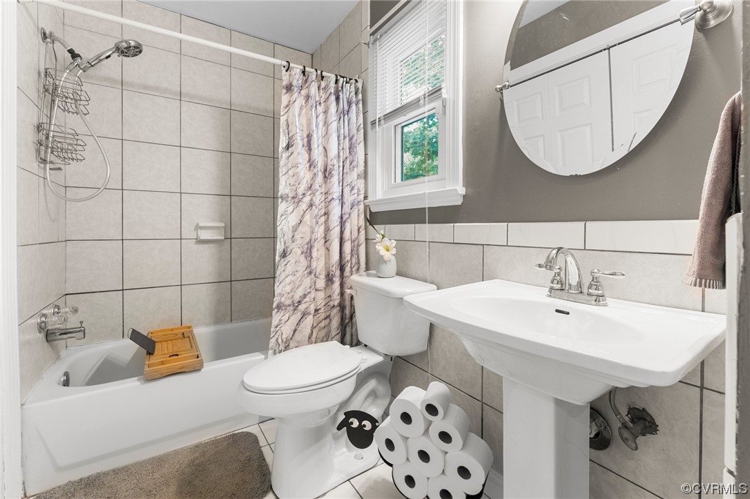 10706 Genlou Road Chesterfield, VA 23832 - Photo 21 of 34 a bathroom with a sink toilet and mirror